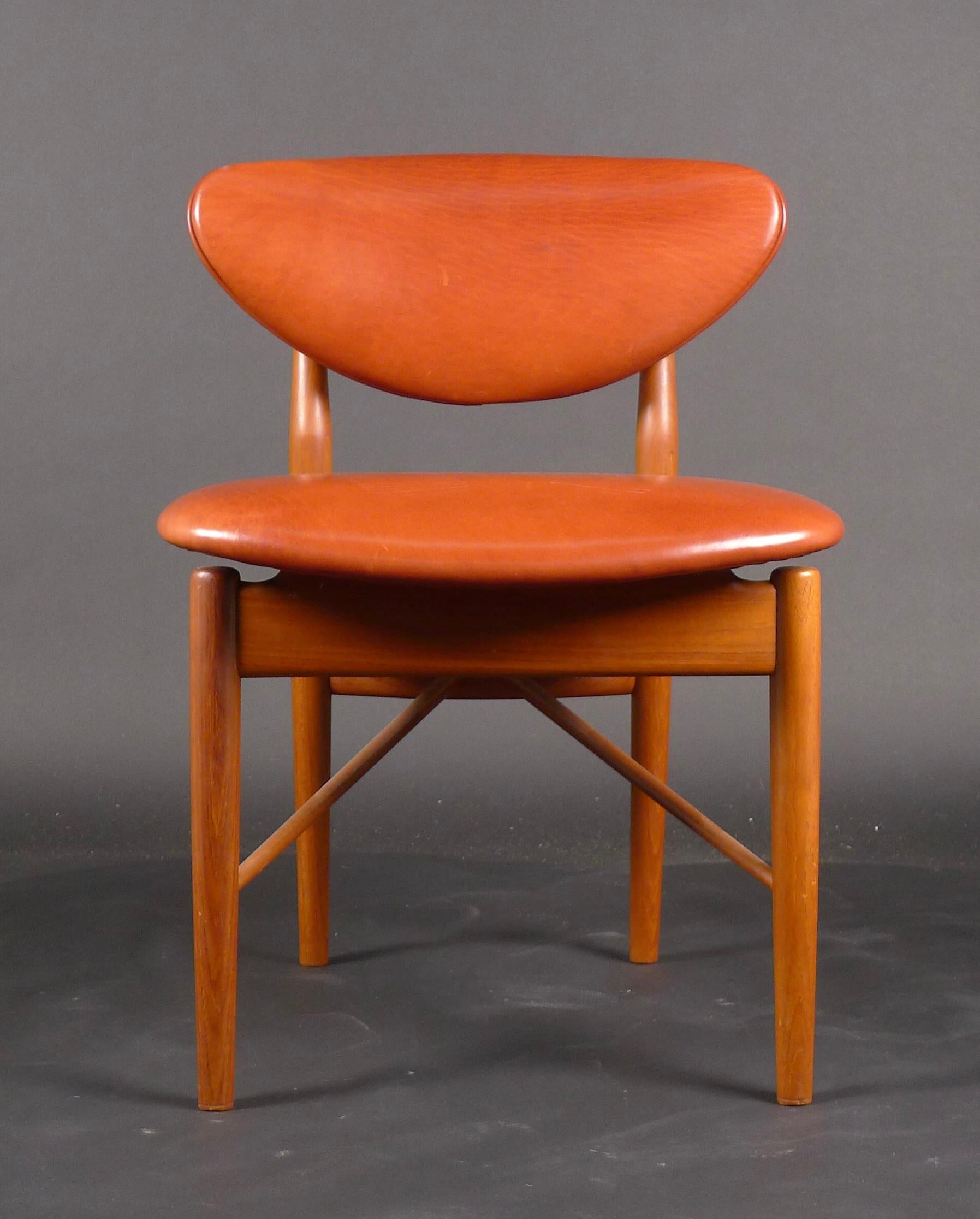Finn Juhl, 108 Stuhl, 1946, aus Teakholz, hergestellt von Niels Vodder, Kopenhagen, gestempelt (Mitte des 20. Jahrhunderts) im Angebot