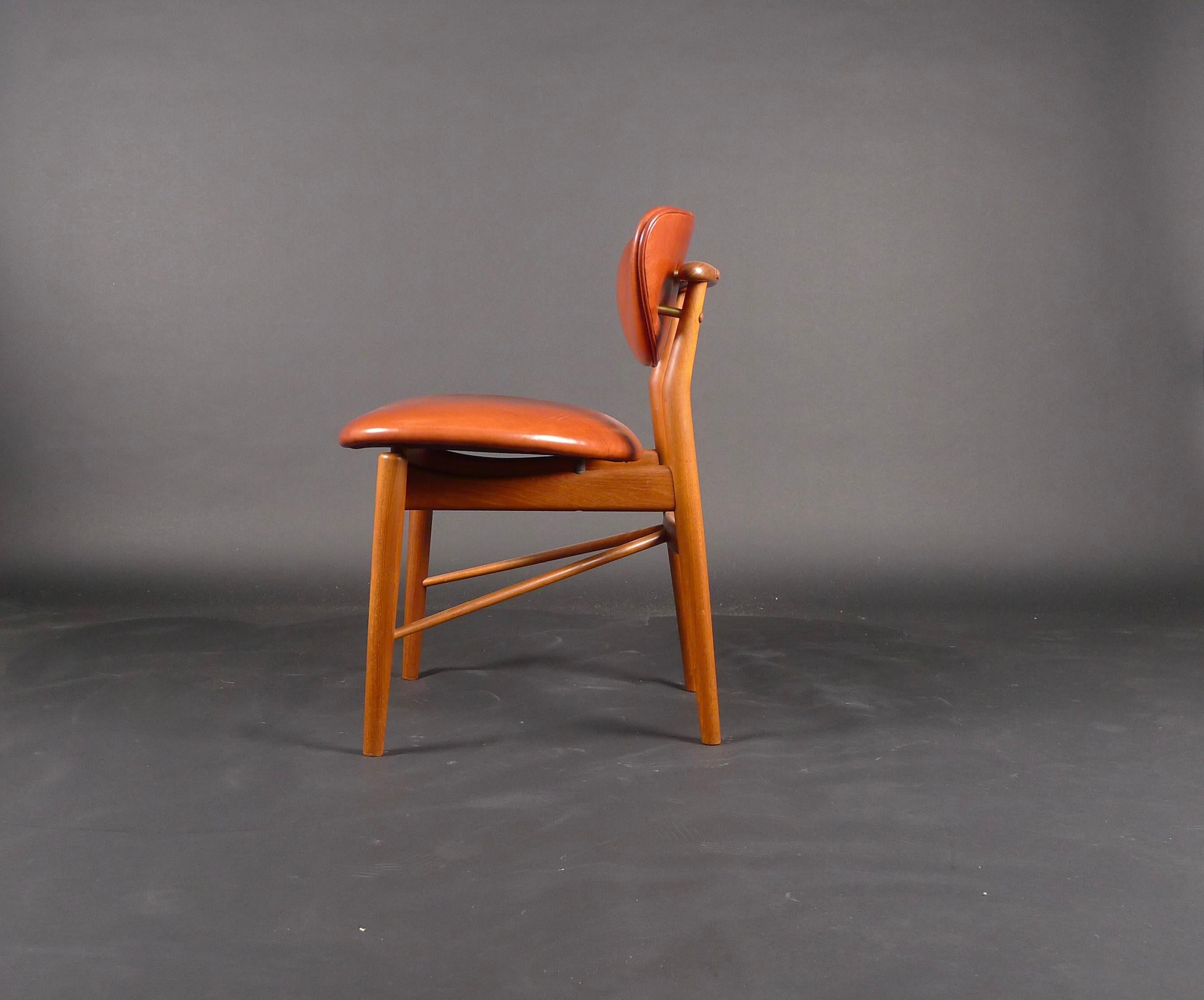 Finn Juhl, 108 Stuhl, 1946, aus Teakholz, hergestellt von Niels Vodder, Kopenhagen, gestempelt (Leder) im Angebot