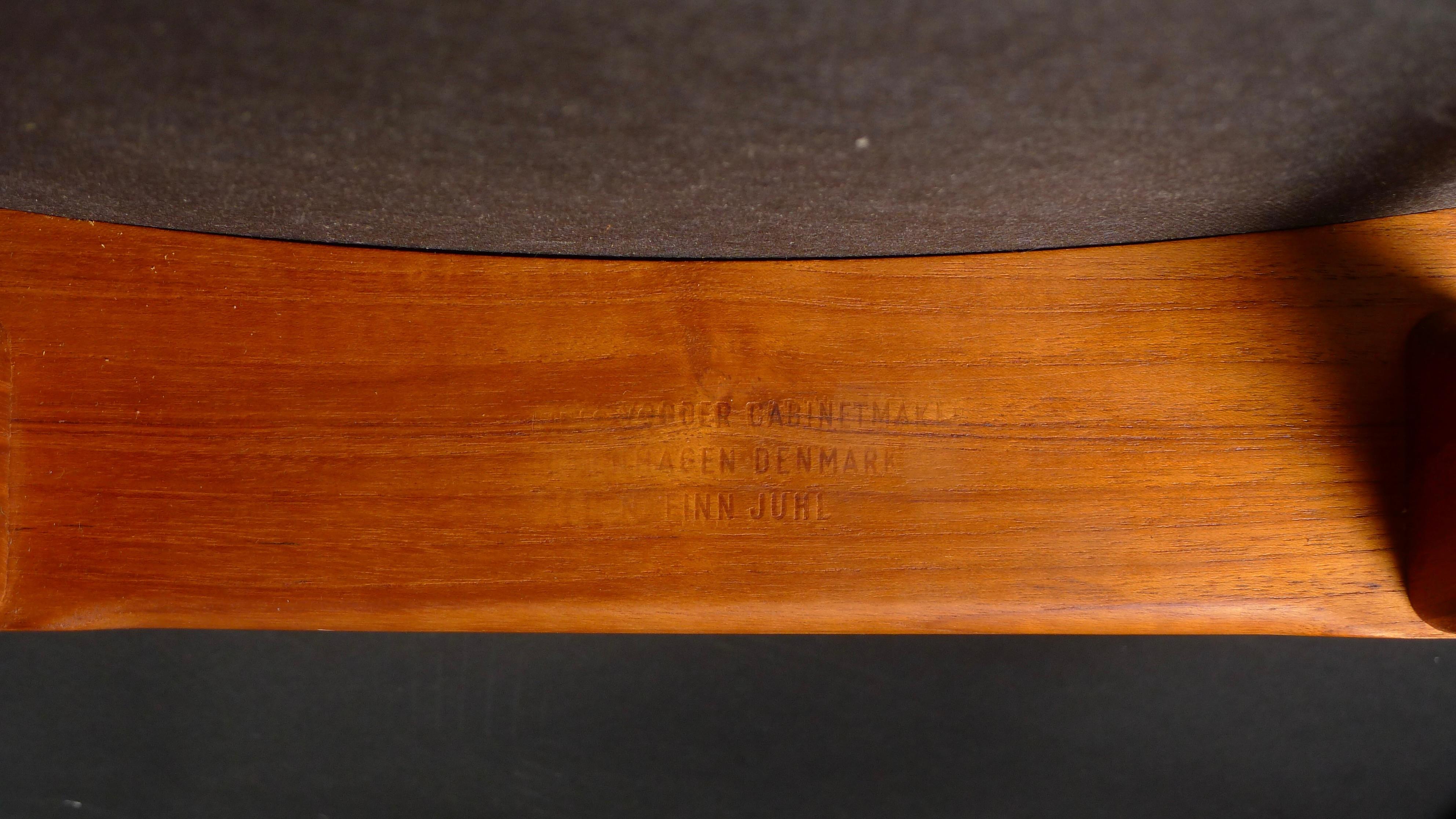 Finn Juhl, Sedia 108, 1946, in teak, realizzata da Niels Vodder, Copenaghen, timbrata in vendita 2