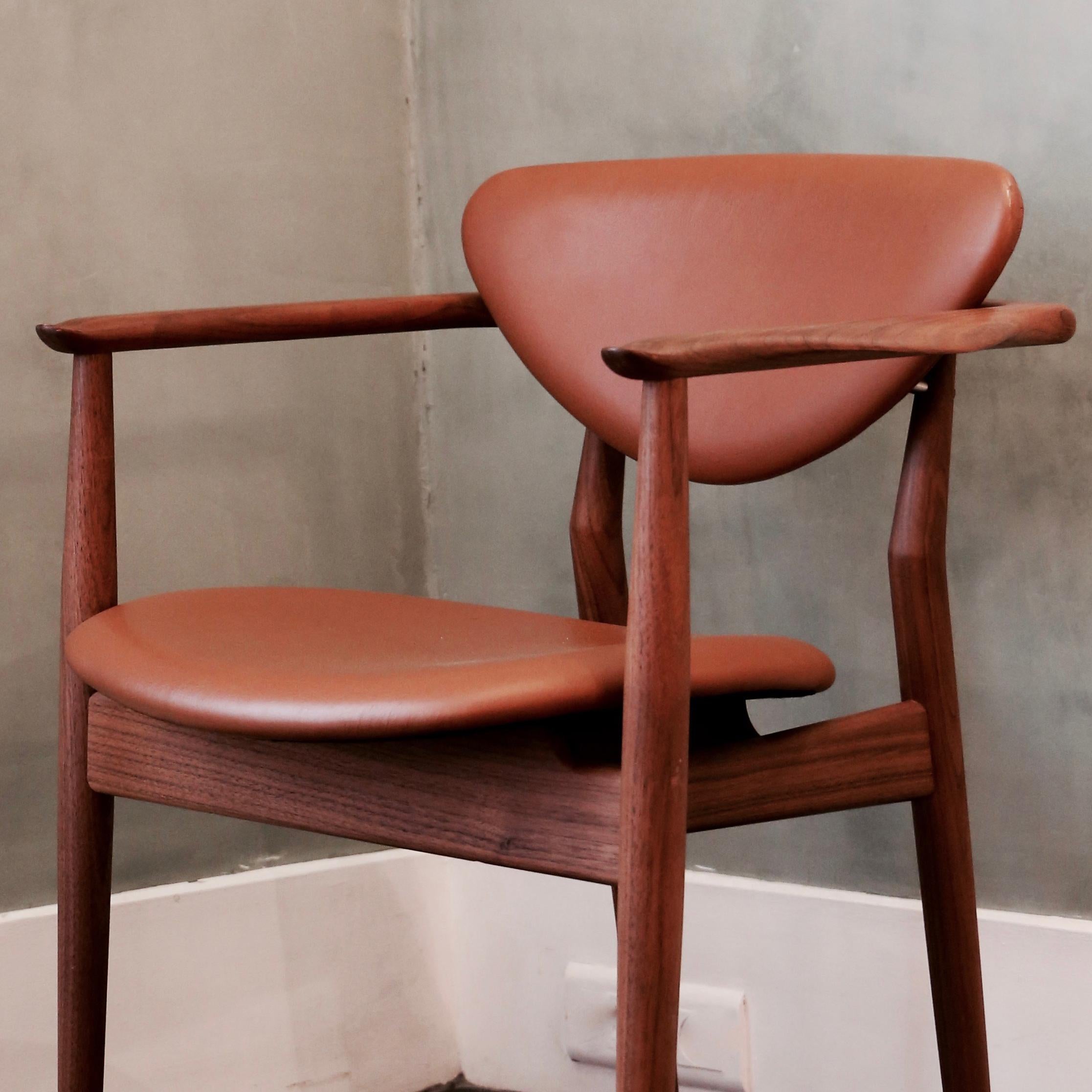 Modern Finn Juhl 109 Chair, Wood and Elegance Walnut Leather