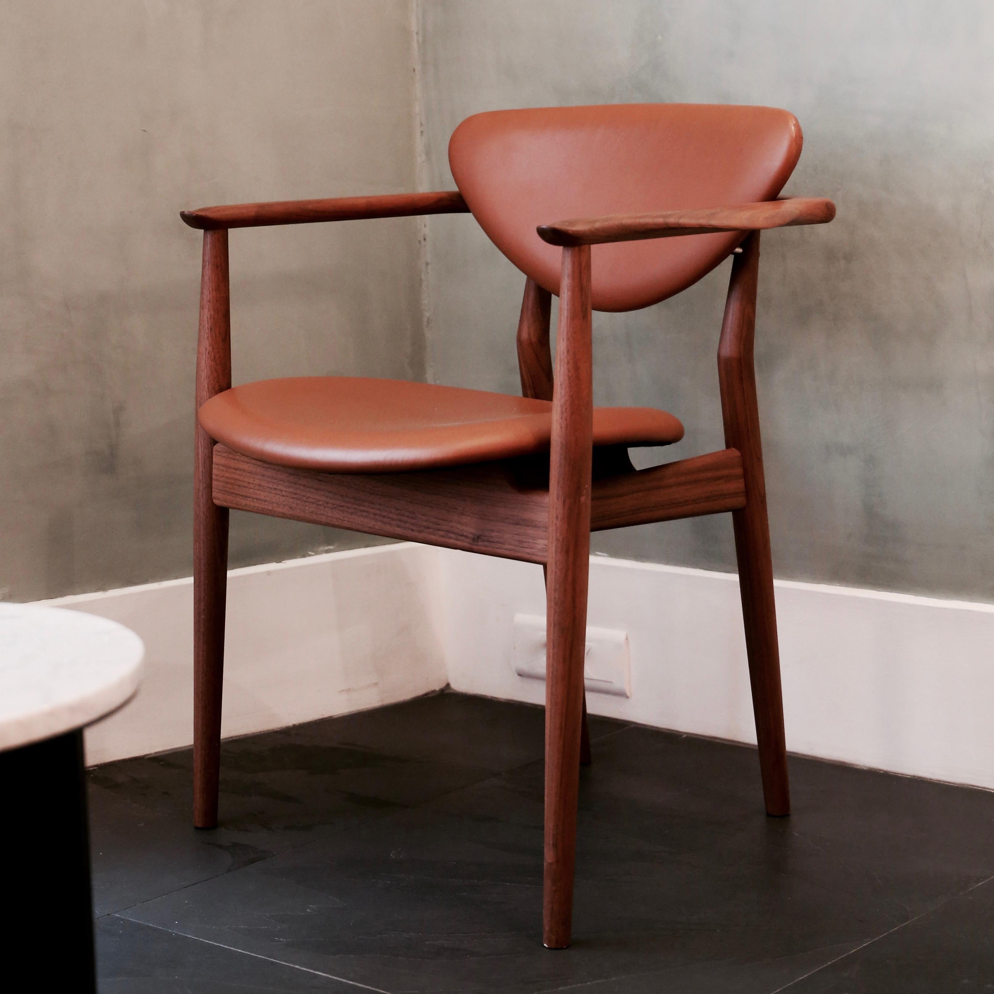 Finn Juhl 109 Chair, Wood and Elegance Walnut Leather In New Condition In Barcelona, Barcelona
