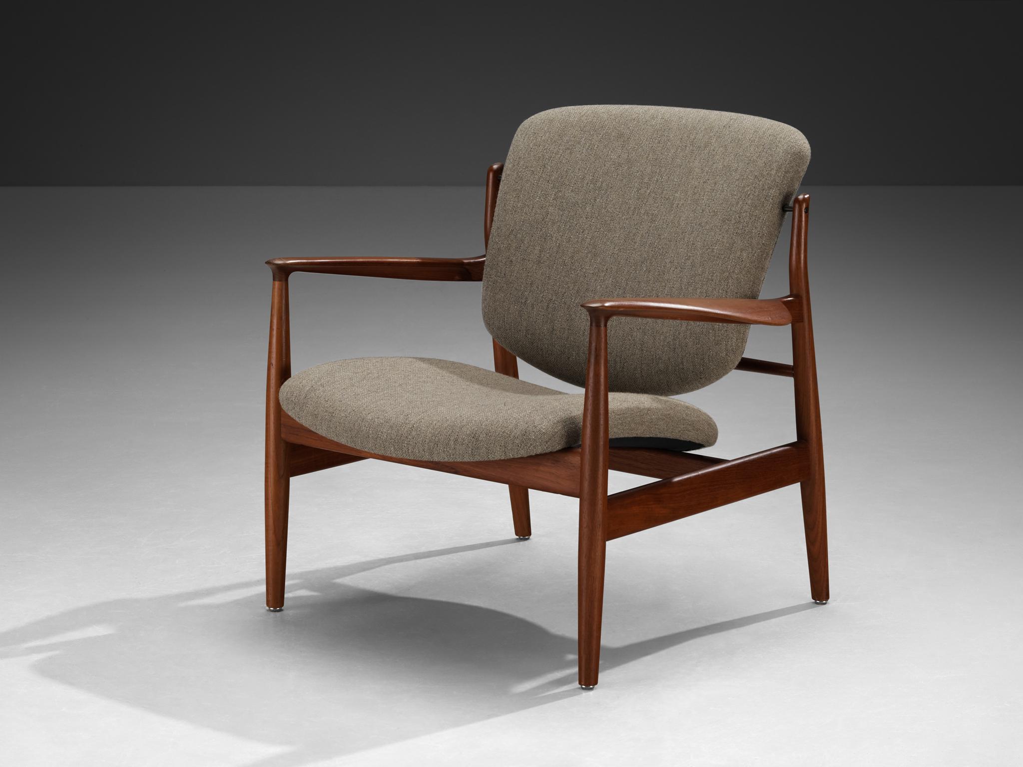 Finn Juhl per France and Sons, poltrona lounge '136', teak, tessuto, Danimarca, anni '50. 

Questa sedia elegante e minimalista è stata disegnata dal maestro danese Fin Juhls. Realizzato in pregiato legno di teak,  la struttura presenta linee