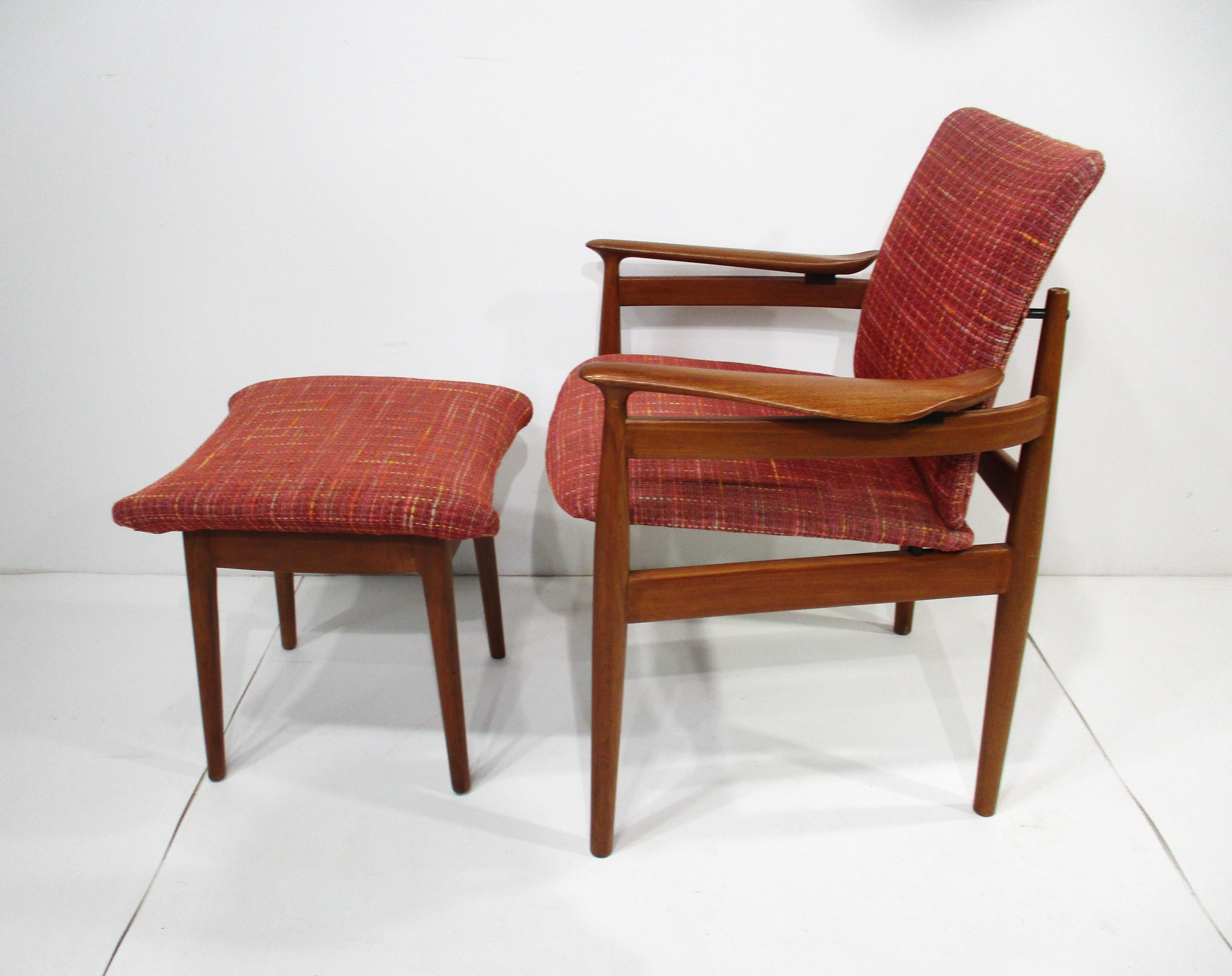 Mid-Century moderno Sedia a braccio in teak con ottomana Finn Juhls 192 di France & Sons Danimarca in vendita