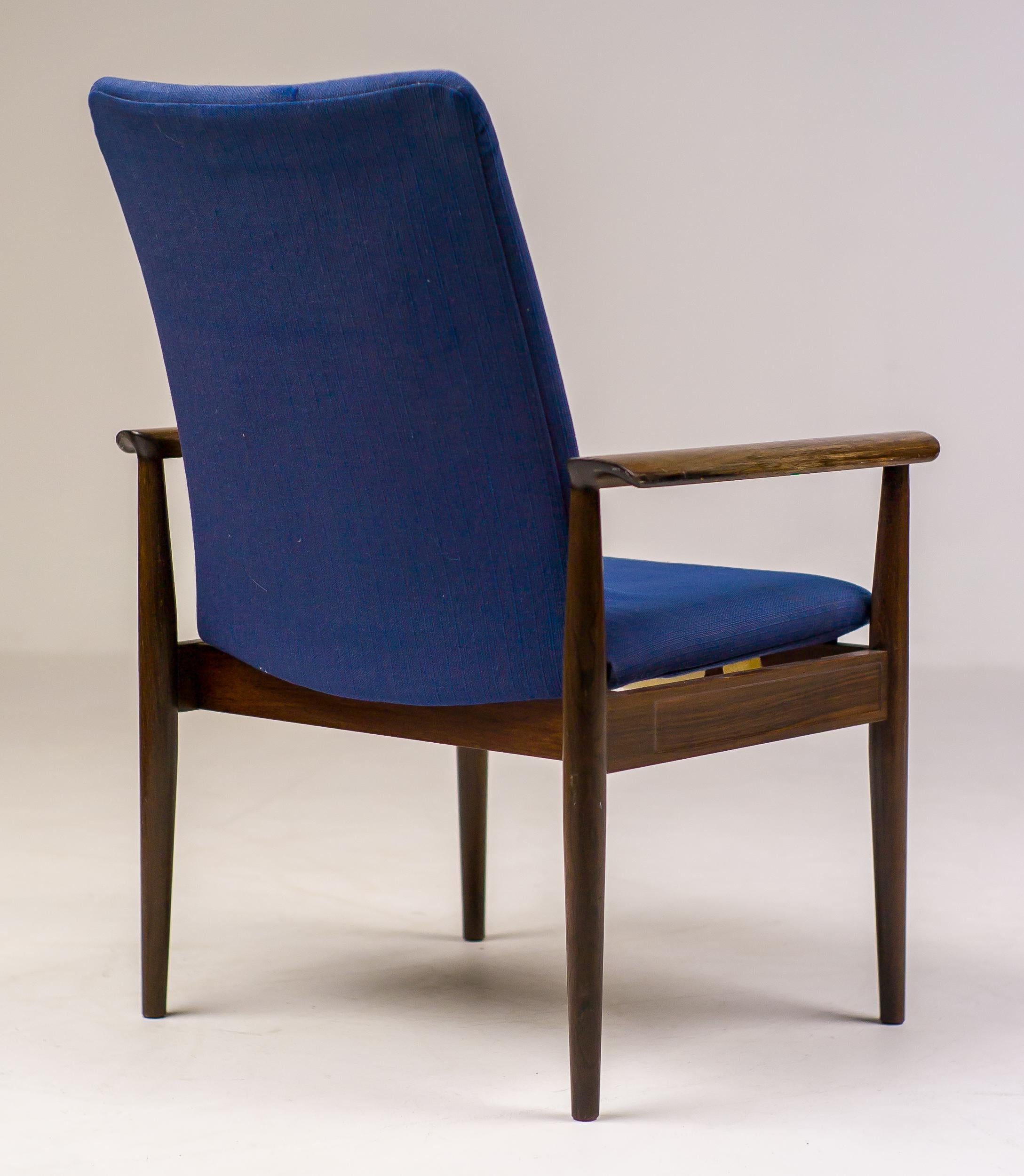 Distinguished Diplomat Chair aus Palisanderholz, entworfen von Finn Juhl und hergestellt von Cado.
Vollständig originaler Vintage-Zustand, mit silbernem Finn Juhls Label versehen.

Stoff und Schaumstoff sind abgenutzt, die Stahlfedern noch in