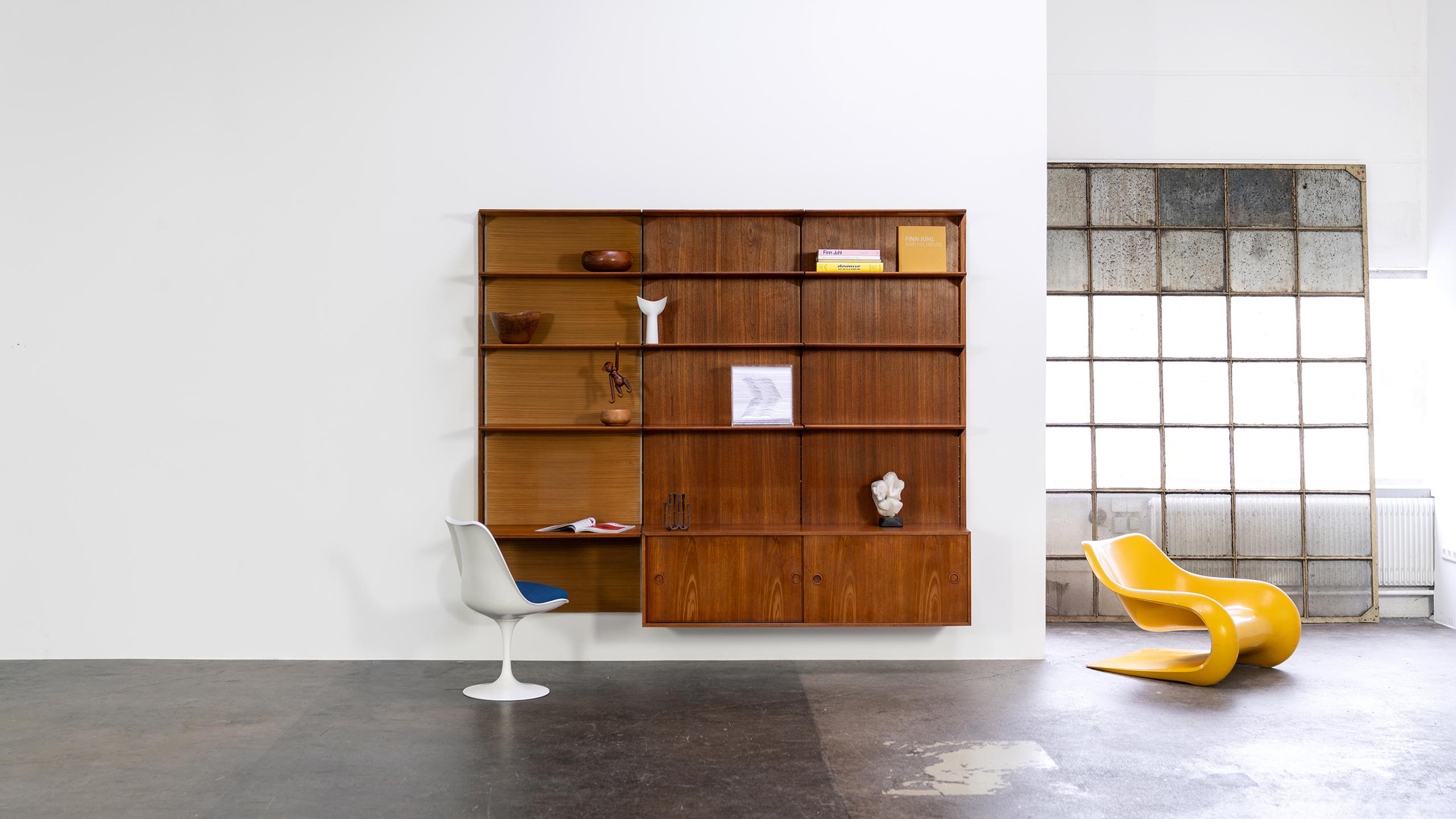 Estantería modular de pared BO71 de hermosa madera de teca y detalles de latón, diseñada por Finn Juhl para Bovirke, Dinamarca, en la década de 1960.

Las estanterías y el aparador pueden colocarse como se desee. 
Los soportes laterales son de latón
