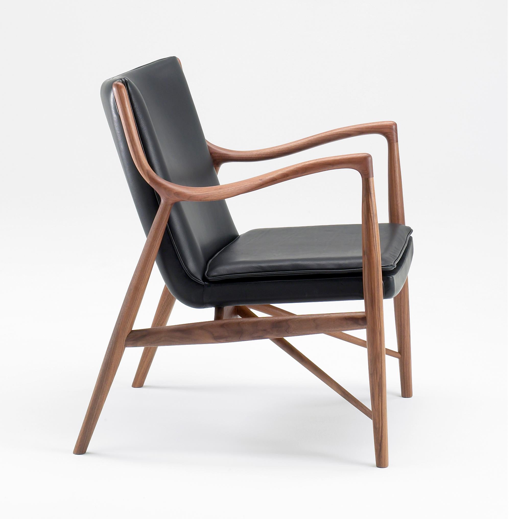 Chair designed by Finn Juhl in 1945, relaunched in 2003.
Manufactured by House of Finn Juhl in Denmark.

In the Autumn of 1945, Finn Juhl presented the 45 Chair at the annual Cabinetmakers’ Guild Exhibition. Today, the chair is widely regarded as