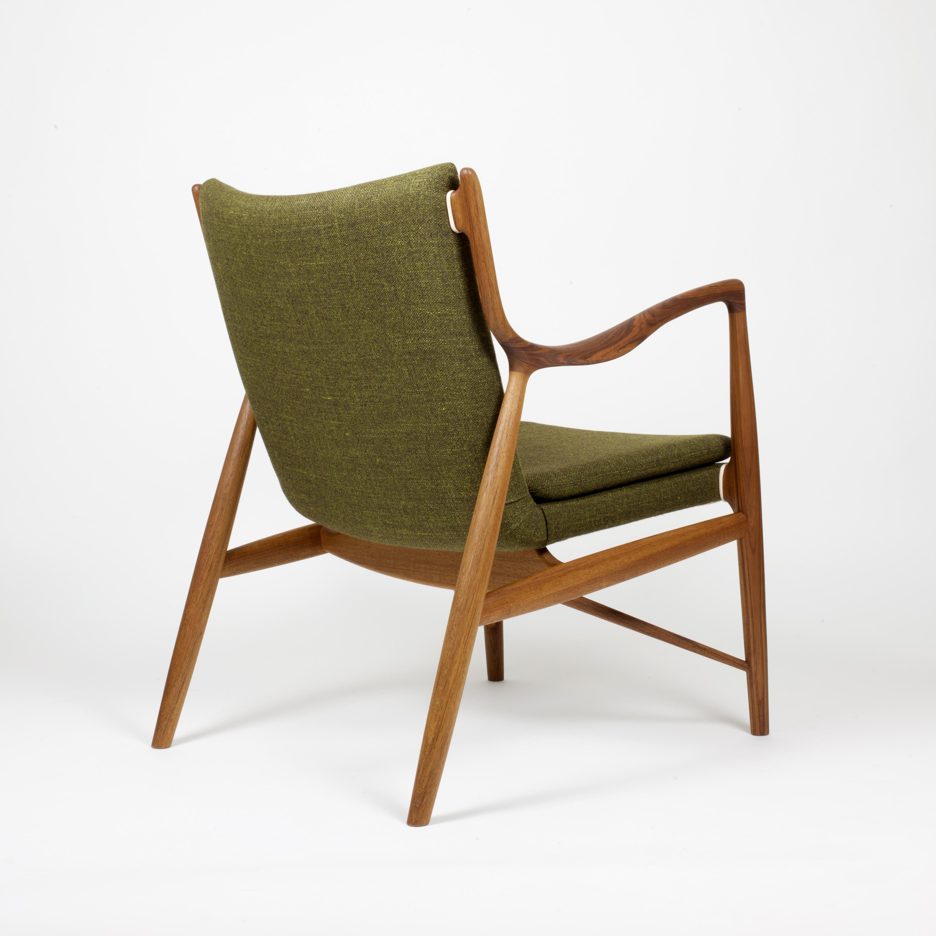 Chair designed by Finn Juhl in 1945, relaunched in 2003.
Manufactured by House of Finn Juhl in Denmark.

In the Autumn of 1945, Finn Juhl presented the 45 Chair at the annual Cabinetmakers’ Guild Exhibition. Today, the chair is widely regarded as