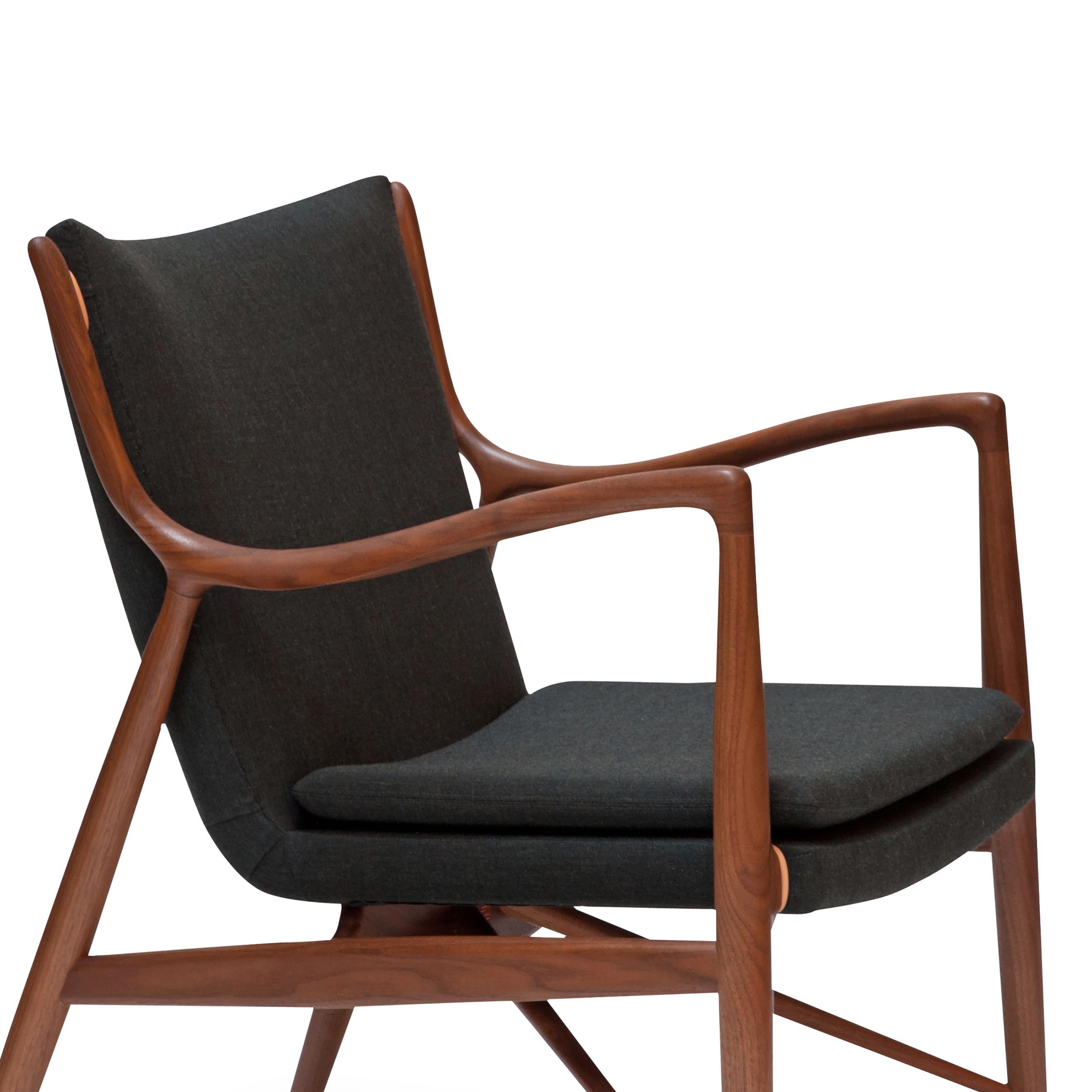 Stuhl, 1945 von Finn Juhl entworfen, 2003 neu aufgelegt.
Hergestellt von House of Finn Juhls in Dänemark.

Im Herbst 1945 stellte Finn Juhls den Stuhl 45 auf der jährlichen Ausstellung der Cabinetmakers' Guild vor. Heute gilt der Stuhl weithin als
