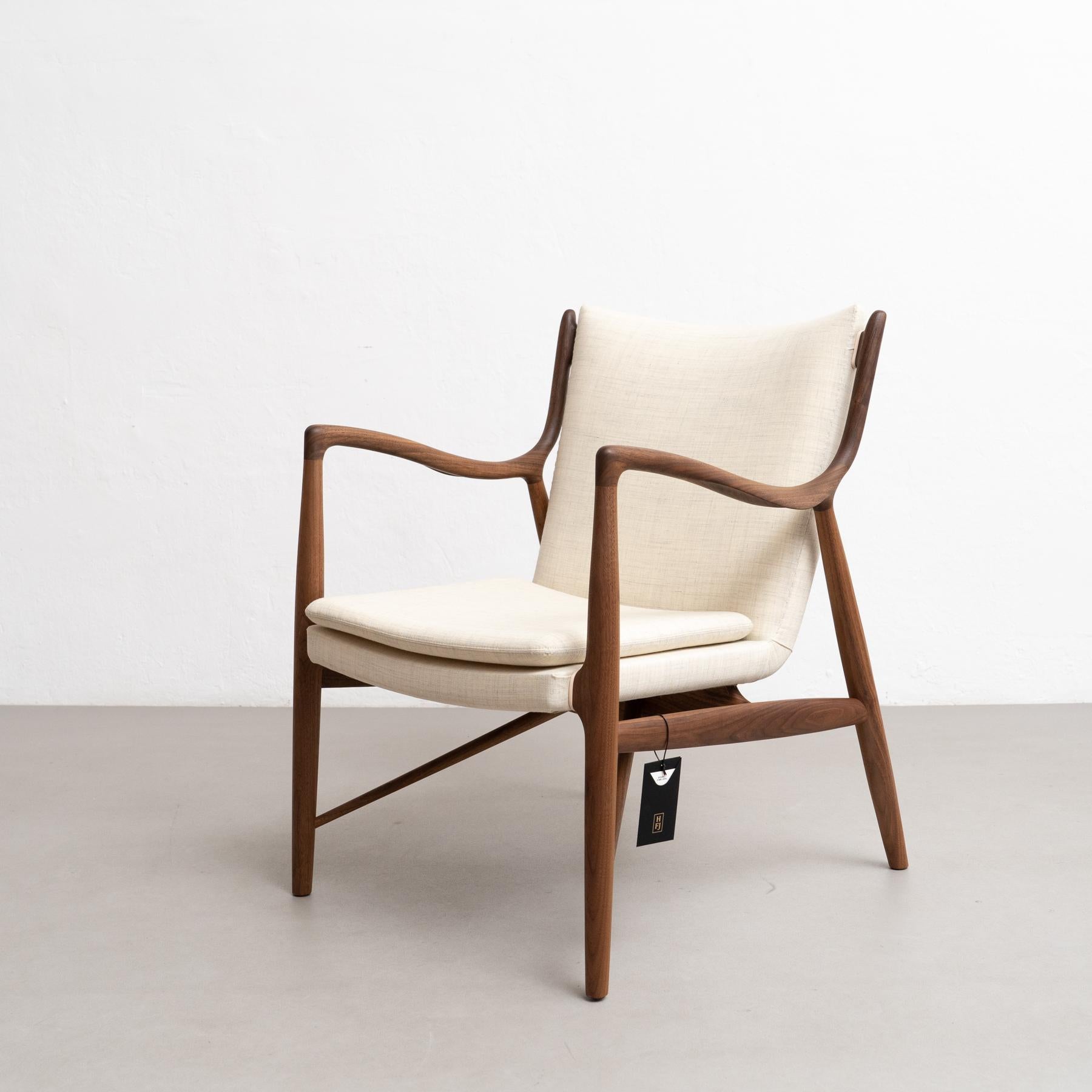 Stuhl, 1945 von Finn Juhl entworfen, 2003 neu aufgelegt.
Hergestellt von House of Finn Juhls in Dänemark.

Im Herbst 1945 stellte Finn Juhls den Stuhl 45 auf der jährlichen Ausstellung der Cabinetmakers' Guild vor. Heute gilt der Stuhl weithin