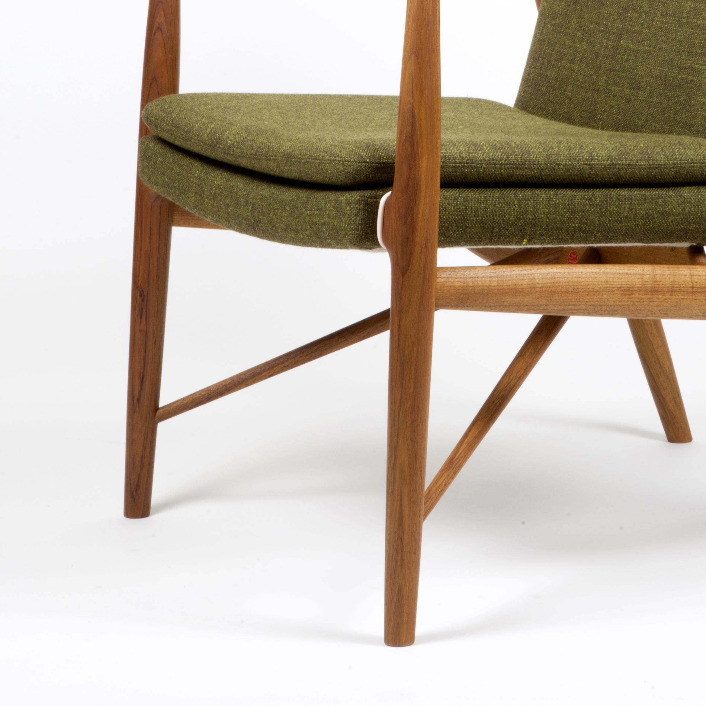 Finn Juhl 45 Chair, Wood and Fabric In New Condition In Barcelona, Barcelona