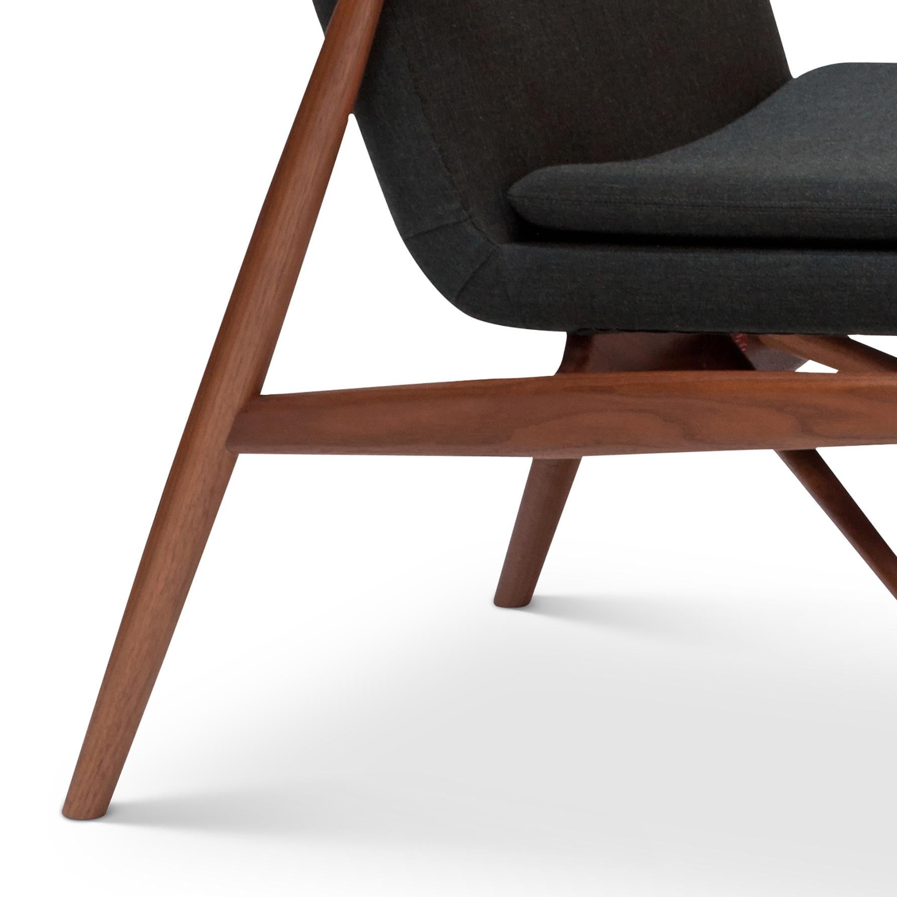 Finn Juhl 45-Stuhl, Holz und Stoff im Zustand „Neu“ im Angebot in Barcelona, Barcelona