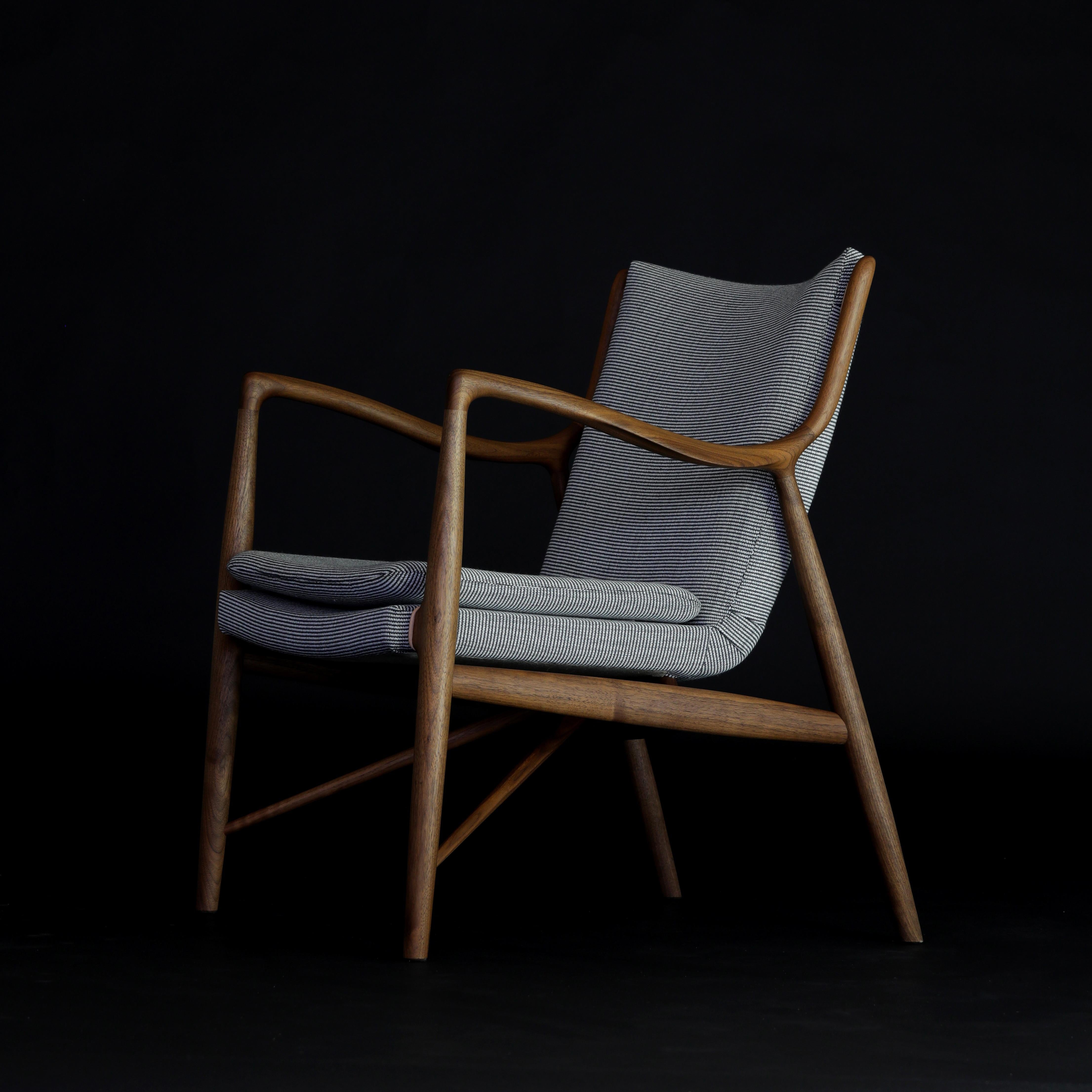 Finn Juhl 45 Chair, Wood and Fuse Fabric In New Condition In Barcelona, Barcelona