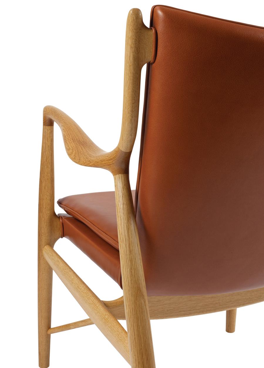 Chair designed by Finn Juhl in 1945, relaunched in 2003.
Manufactured by House of Finn Juhl in Denmark.

In the Autumn of 1945, Finn Juhl presented the 45 chair at the annual Cabinetmakers’ Guild Exhibition. Today, the chair is widely regarded as