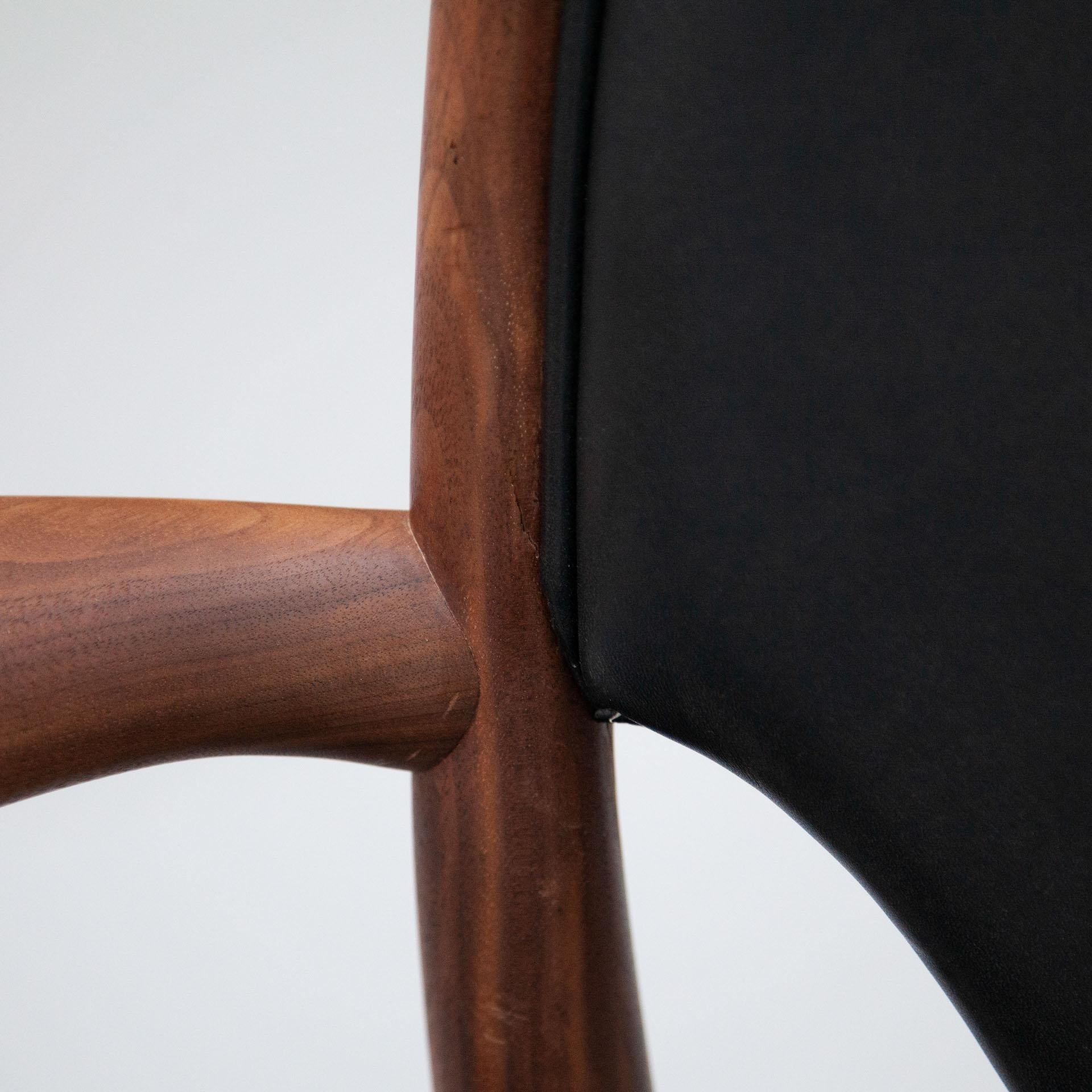 Finn Juhl 46 Chair Armrests, Wood and Elegance Black Leather In Good Condition In Barcelona, Barcelona