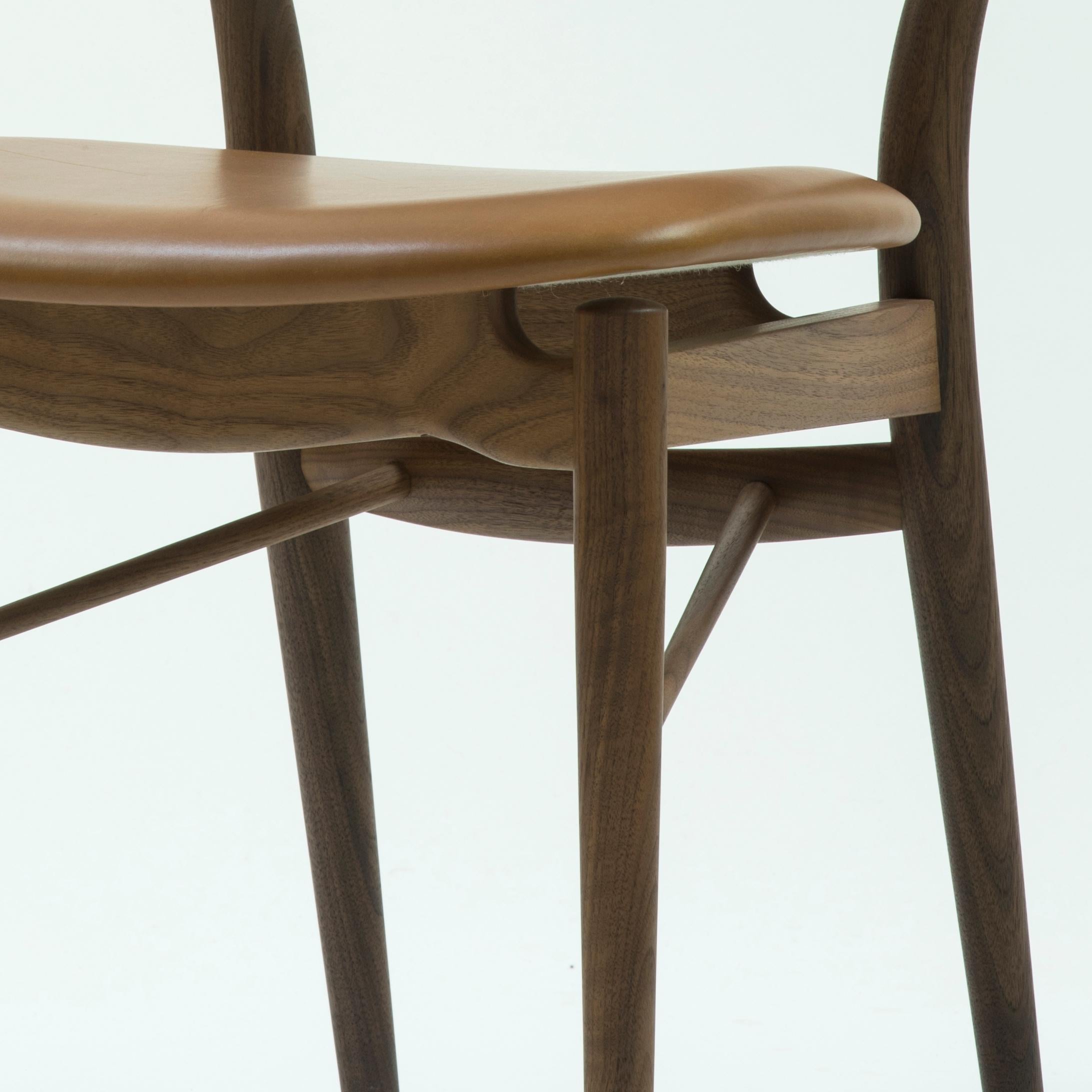 Finn Juhl 46 Chair, Wood and Elegance Walnut Leather In New Condition In Barcelona, Barcelona