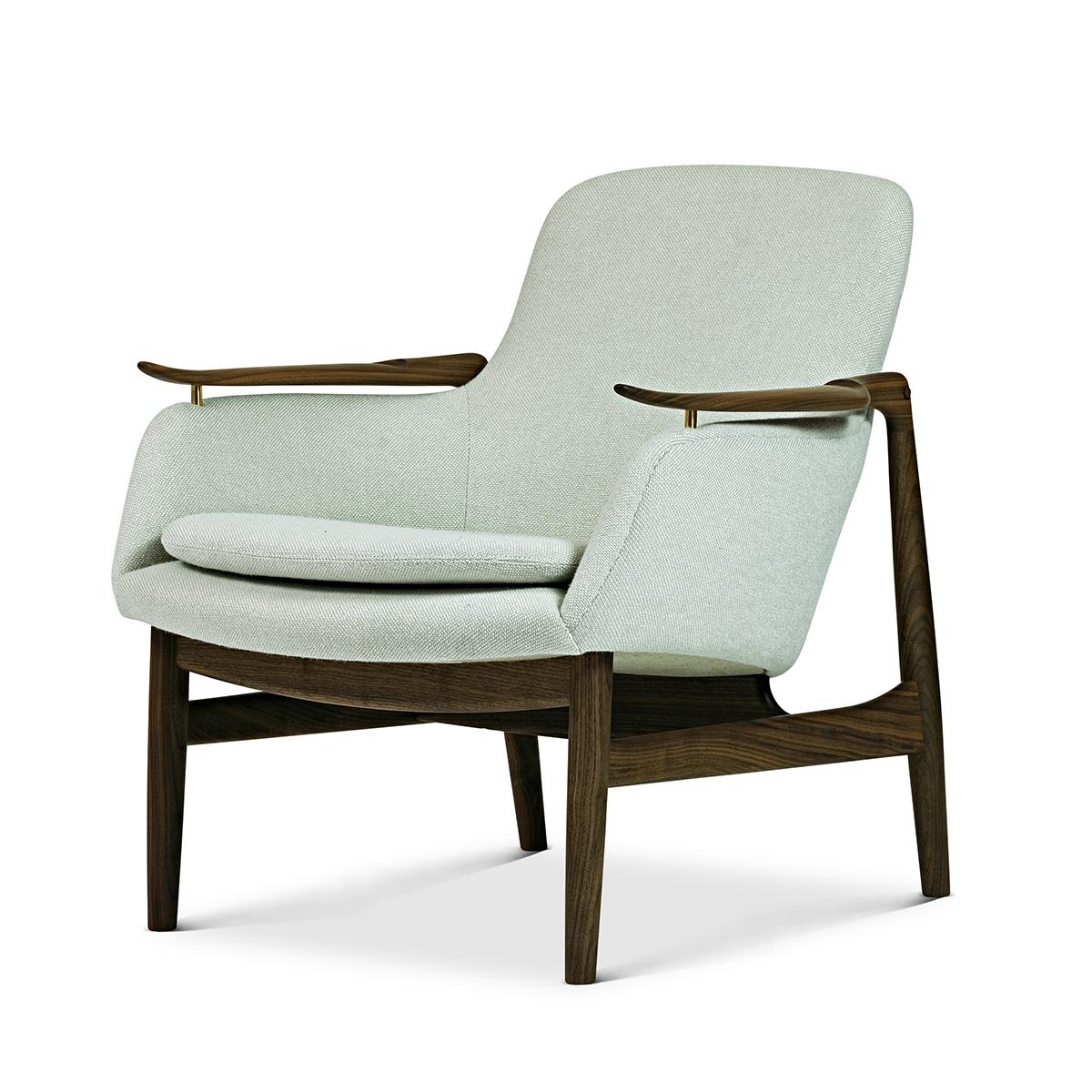 Chair designed by Finn Juhl in 1953, relaunched in 2020.
Manufactured by House of Finn Juhl in Denmark.

The FJ 53 is an extravagant piece of furniture. It integrates the lightness and elegance of a wooden chair with an upholstered corpus, to