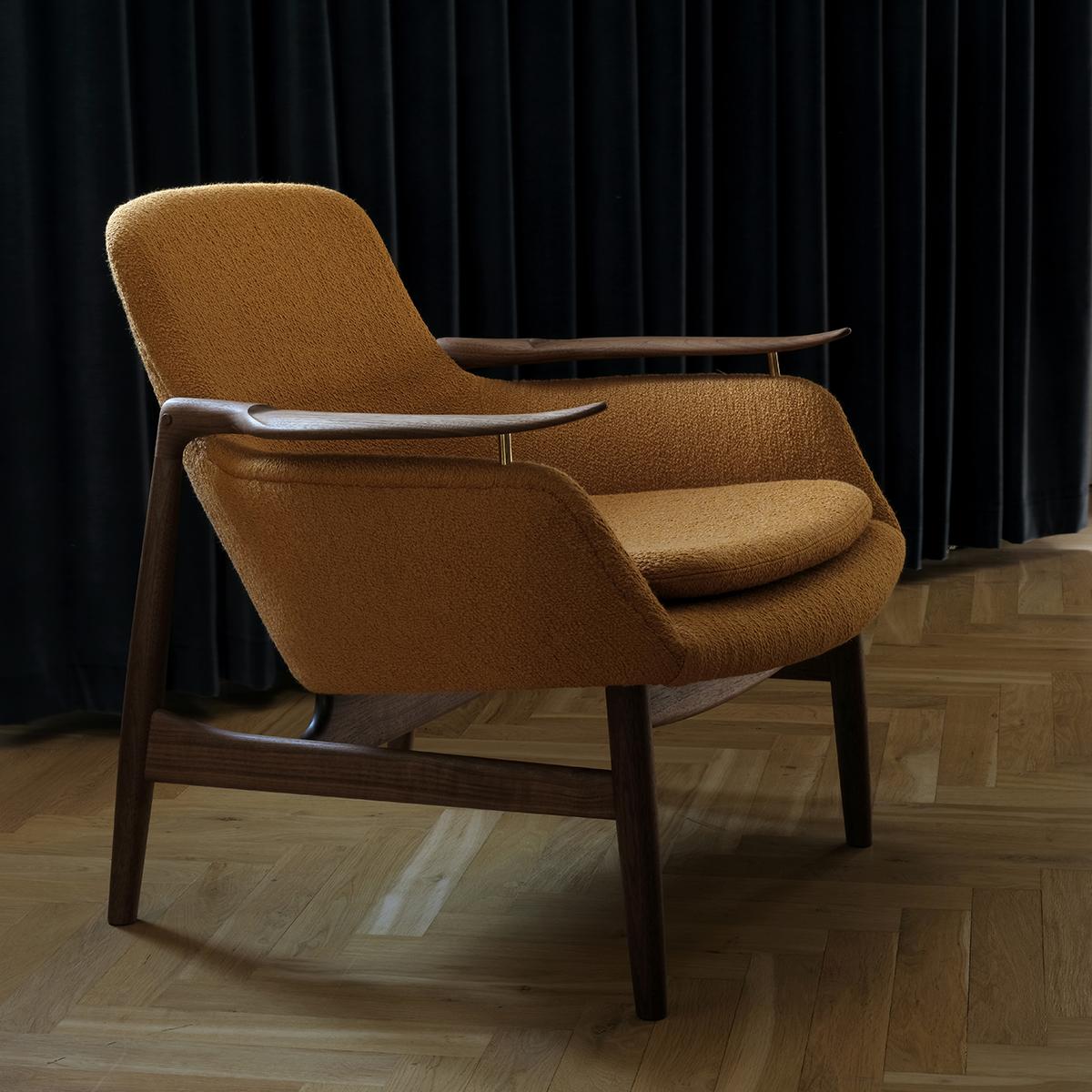 Chair designed by Finn Juhl in 1953, relaunched in 2020.
Manufactured by House of Finn Juhl in Denmark.

The FJ 53 is an extravagant piece of furniture. It integrates the lightness and elegance of a wooden chair with an upholstered corpus, to