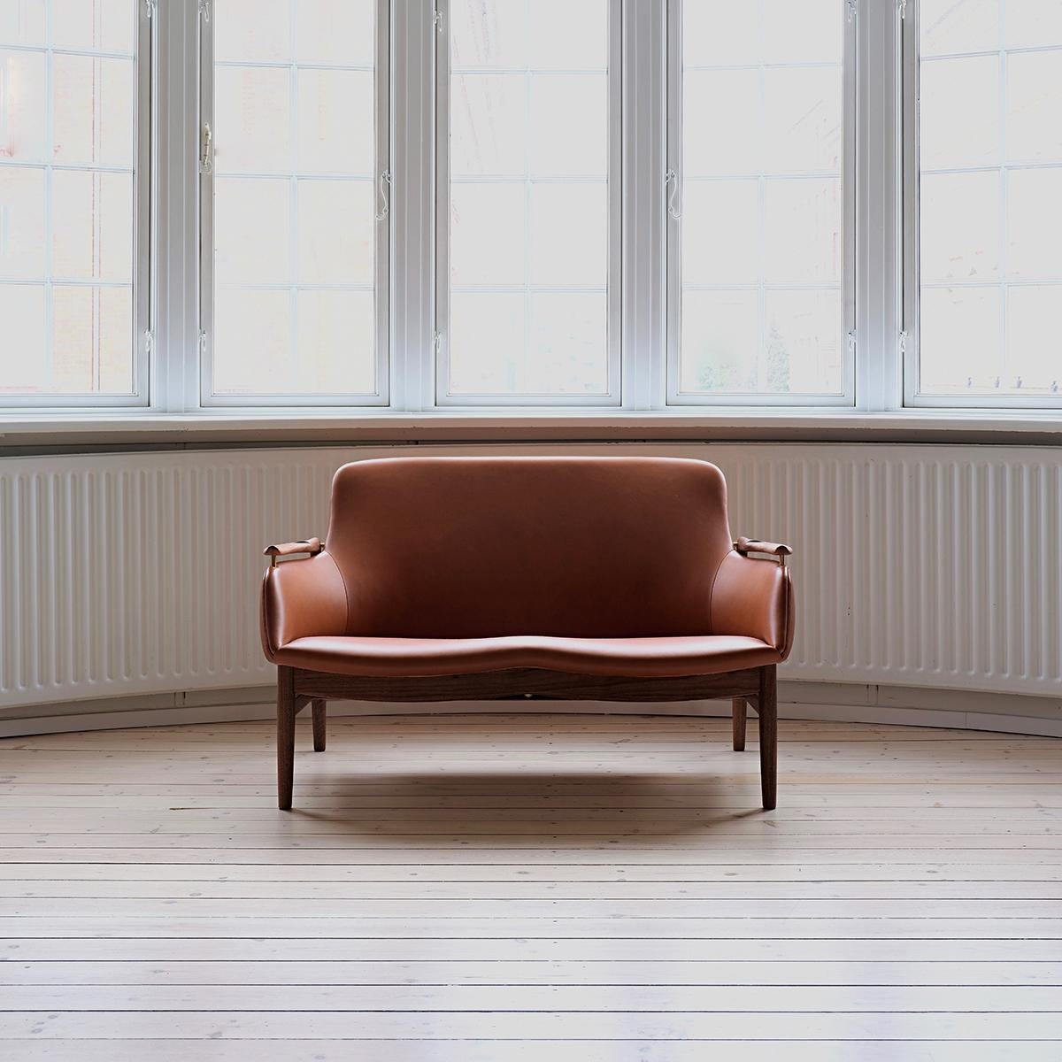 53 sofa designed by Finn Juhl in 1953, relaunched in 2020.
Manufactured by House of Finn Juhl in Denmark.

The FJ 53 is an extravagant piece of furniture. It integrates the lightness and elegance of a wooden chair with an upholstered corpus, to