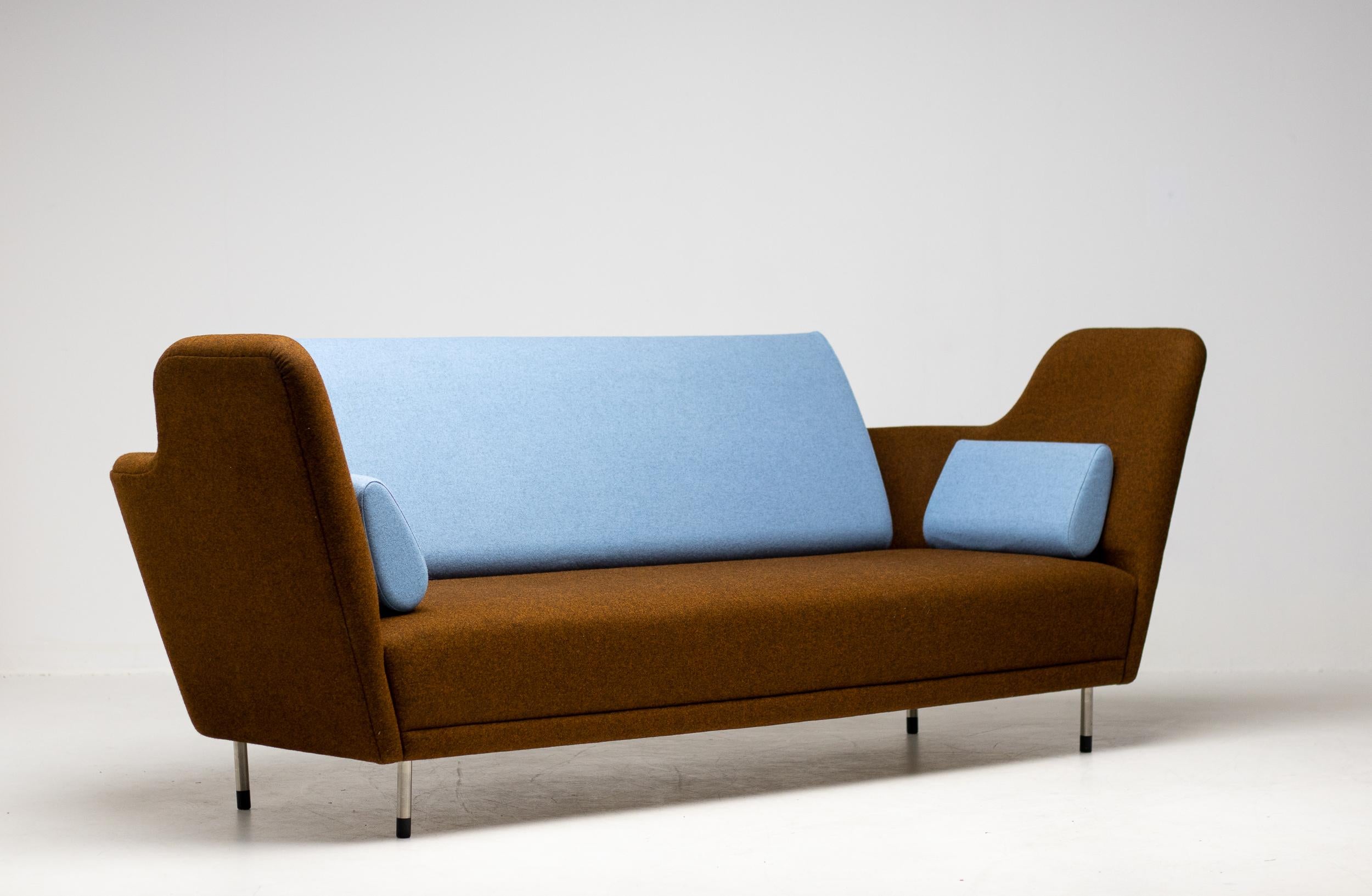 Finn Juhl, sofa model '57', fabric upholstery, steel, teak, leather, Denmark, design 1957.
An extraordinary sofa designed by Finn Juhl. The sofa was exhibited for the very first time in the Tivoli Gardens in Copenhagen during 1957. The extravagant