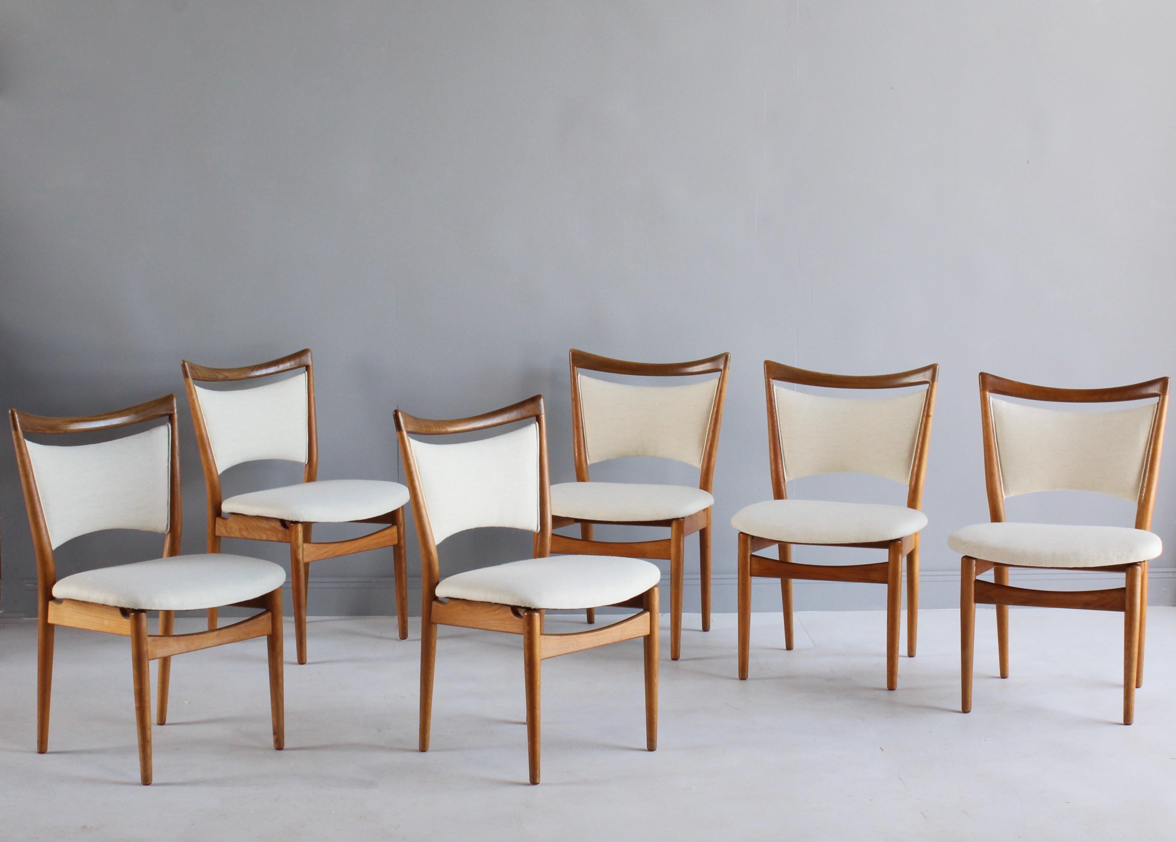 A set of six, model 86 dining chairs designed by Finn Juhl in 1956. Produced by Søren Willadsen, Vejen, Denmark. 

Oak frames bearing original patina reupholstered in brand new handwoven Danish fabric. 

     
