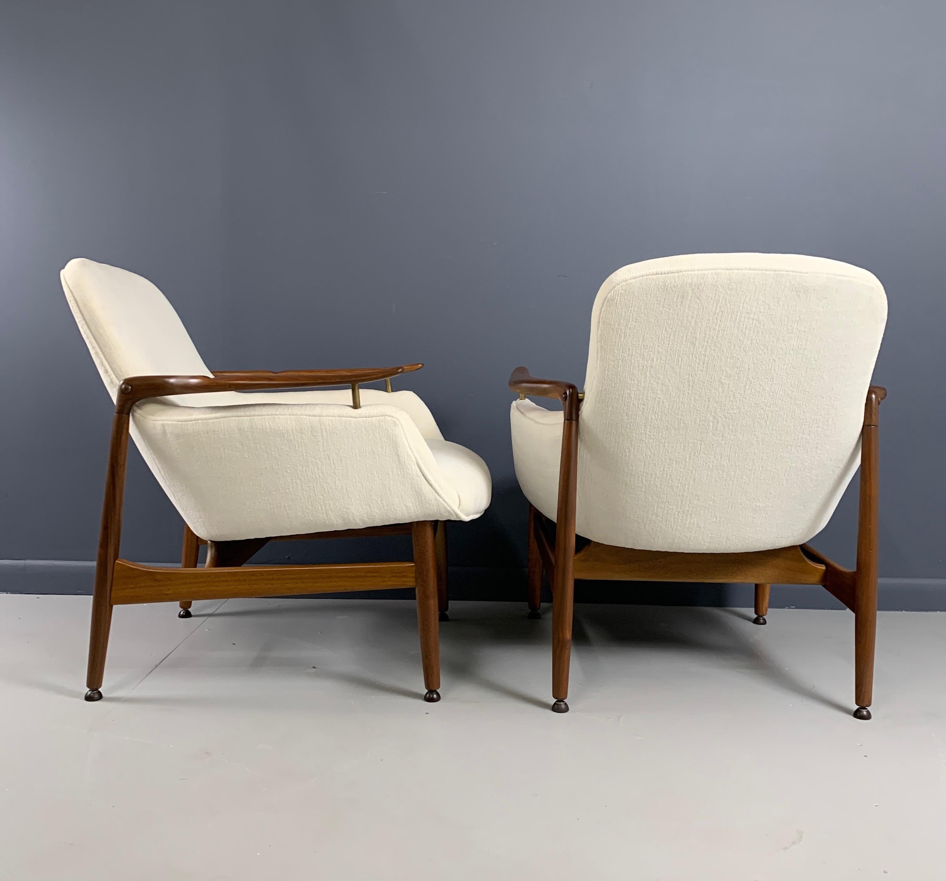 Finn Juhl, a Pair of NV 53 Armchairs from Niels Vodder 6