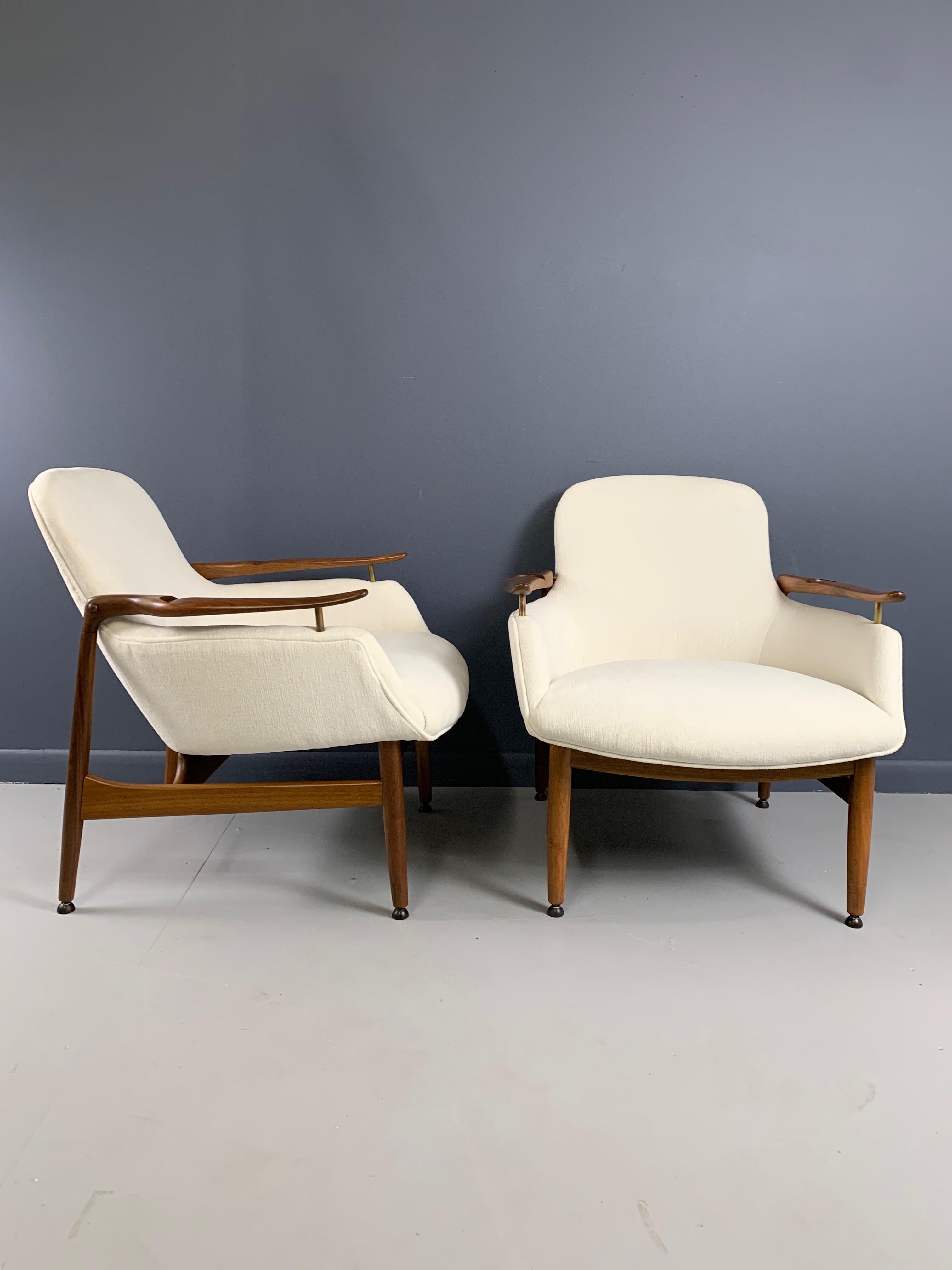 Finn Juhl, a Pair of NV 53 Armchairs from Niels Vodder In Good Condition In Philadelphia, PA