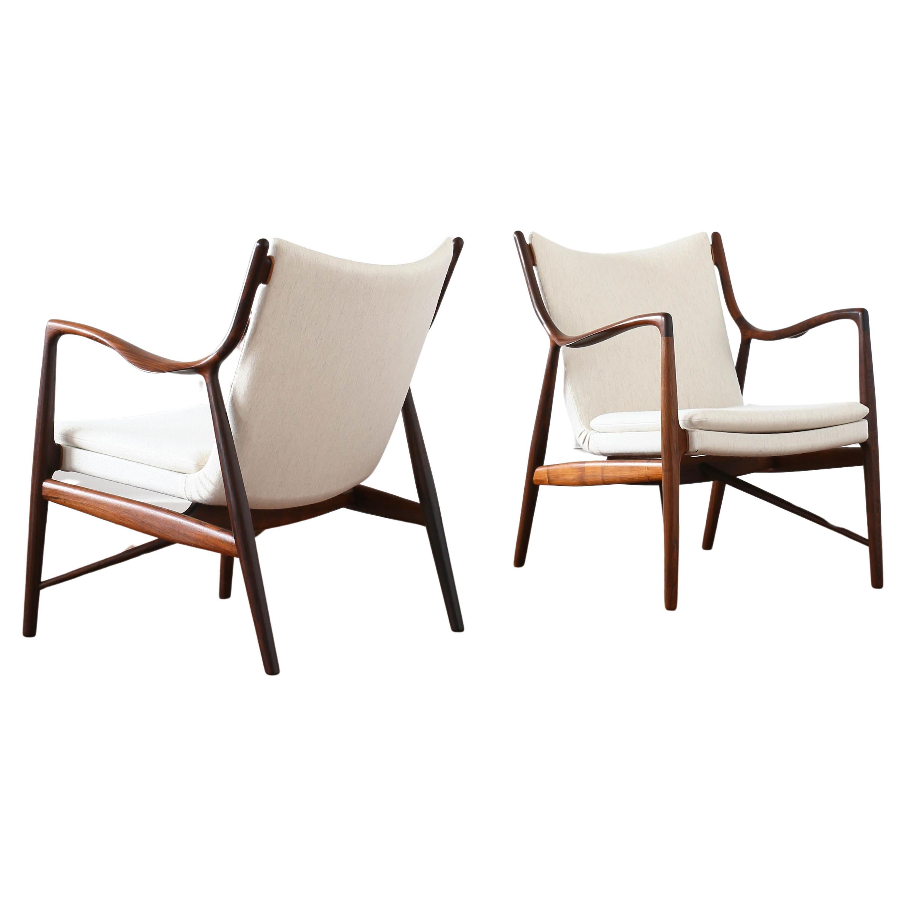 Finn Juhl, a pair of NV45 chairs in Rosewood for Niels Vodder, 1945 For Sale