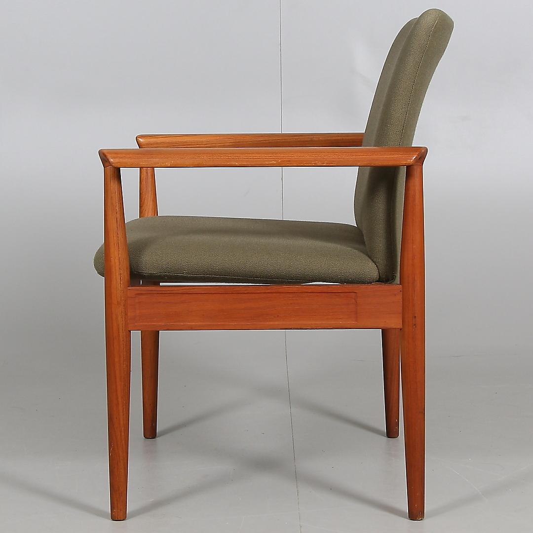 Finn Juhl, diplomat desk chair or armchair with frame in solid teak, new seat upholstery and cover, model 209. Designed in 1963. Produced by France & Son.
Measures: H. 82 cm, SH. 44 cm, B. 69 cm.
Used but still in perfect condition.
 