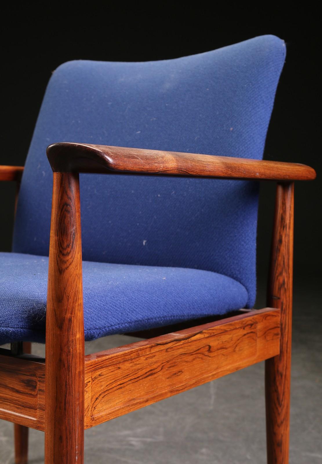 Finn Juhls, chaise de bureau ou fauteuil diplomate avec structure en bois massif, modèle 209. Conçue en 1963. Produit par France & Son.
Mesures : H. 82 cm, SH. 44 cm, B. 69 cm.
Utilisé mais encore en très bon état, possibilité d'une nouvelle