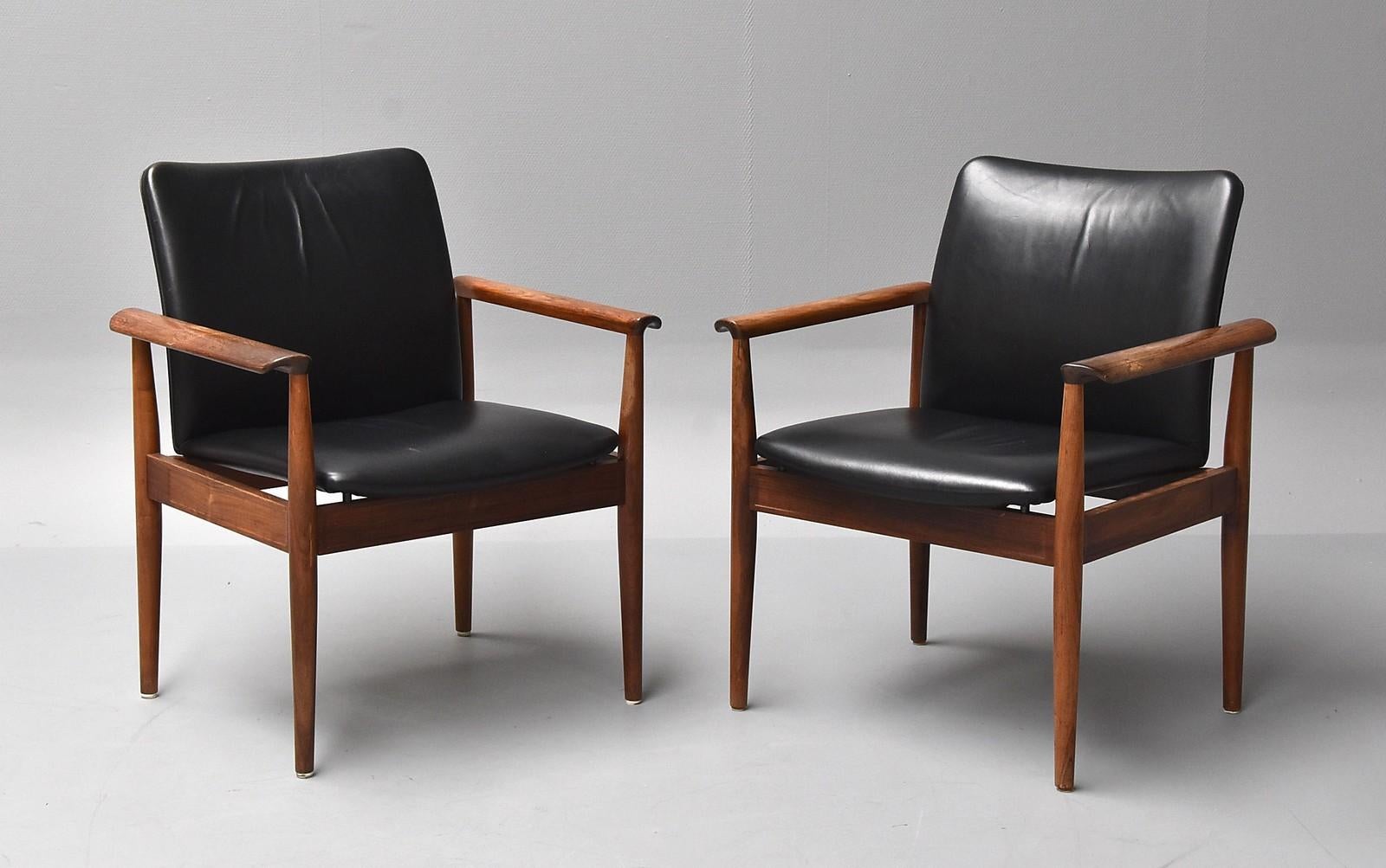 Finn Juhl, chaise de bureau ou fauteuil diplomatique avec structure en bois dur massif, assise et dossier rembourrés, modèle 209. Conçu en 1963. Produit par France & Son.
Mesures : H. 82 cm, SH. 44 cm, B. 69 cm.
Utilisé mais toujours en parfait