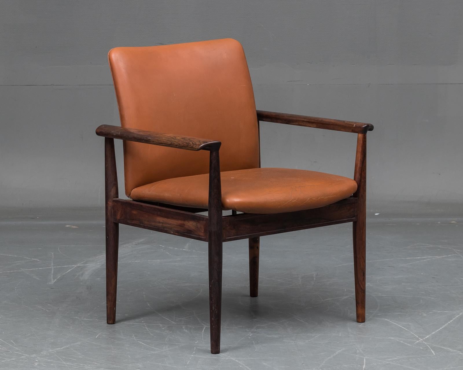 Finn Juhl, chaise de bureau ou fauteuil diplomatique avec structure en bois dur massif, assise et dossier rembourrés, modèle 209. Conçu en 1963. Produit par France & Son.
Mesures : H. 82 cm, SH. 44 cm, B. 69 cm.
Utilisé mais toujours en bon