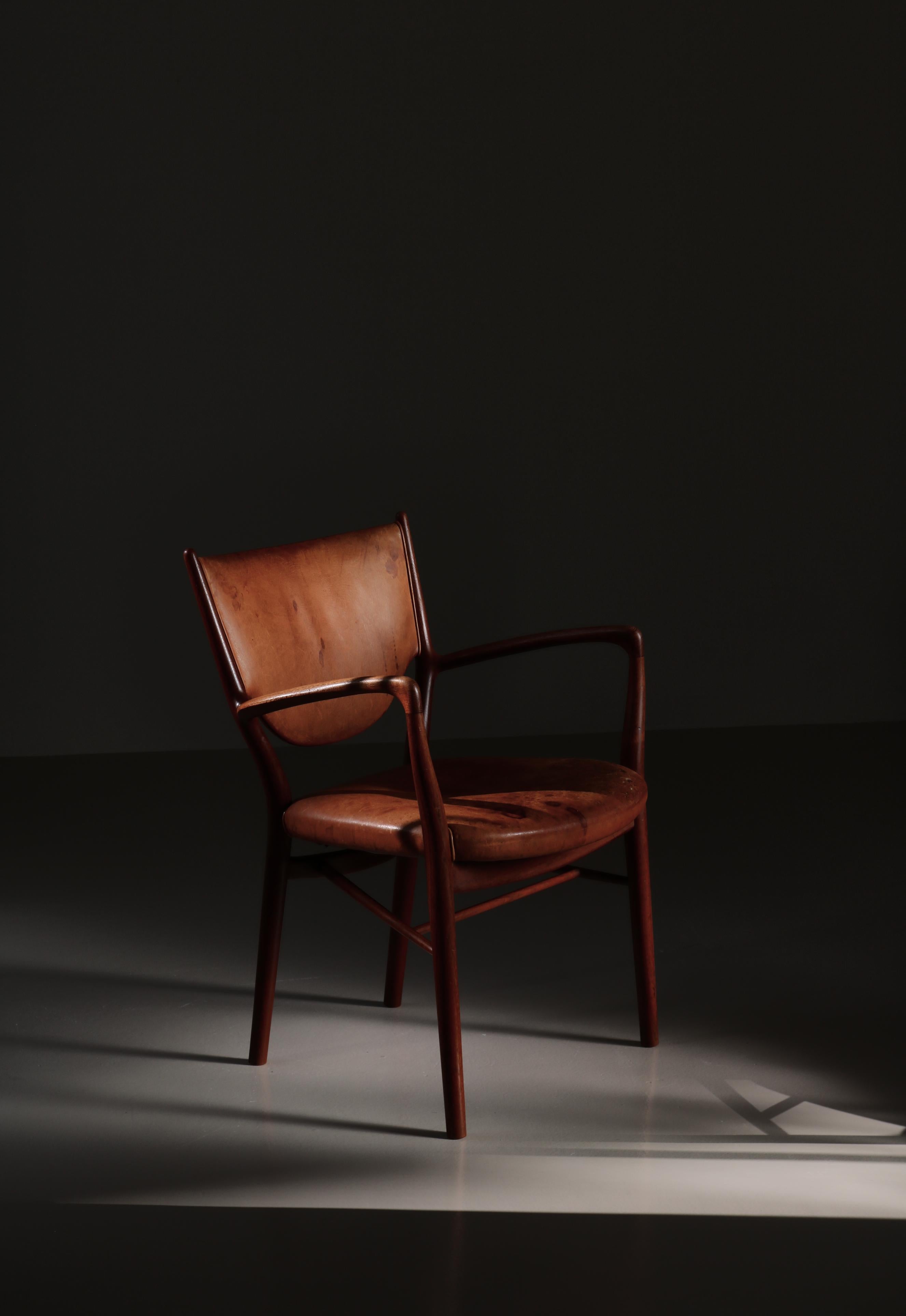 Early edition FJ46 (NV46) armchair  by Finn Juhl executed by Master Cabinetmaker Niels Vodder at his workshop in the 1950s. The chair has never been restored in any way and retains the original natural leather with an amazing patina. Made in solid
