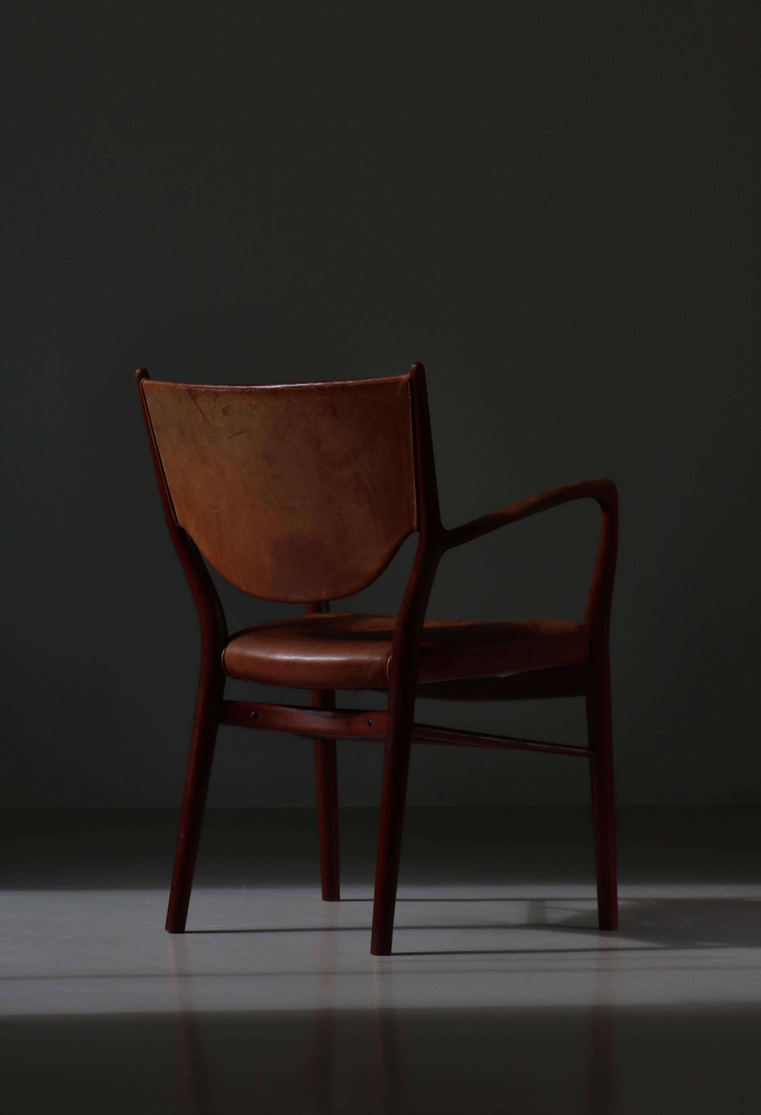 Finn Juhl Armchair NV46 by Niels Vodder in Teakwood & Natural Leather, 1950s In Good Condition In Odense, DK