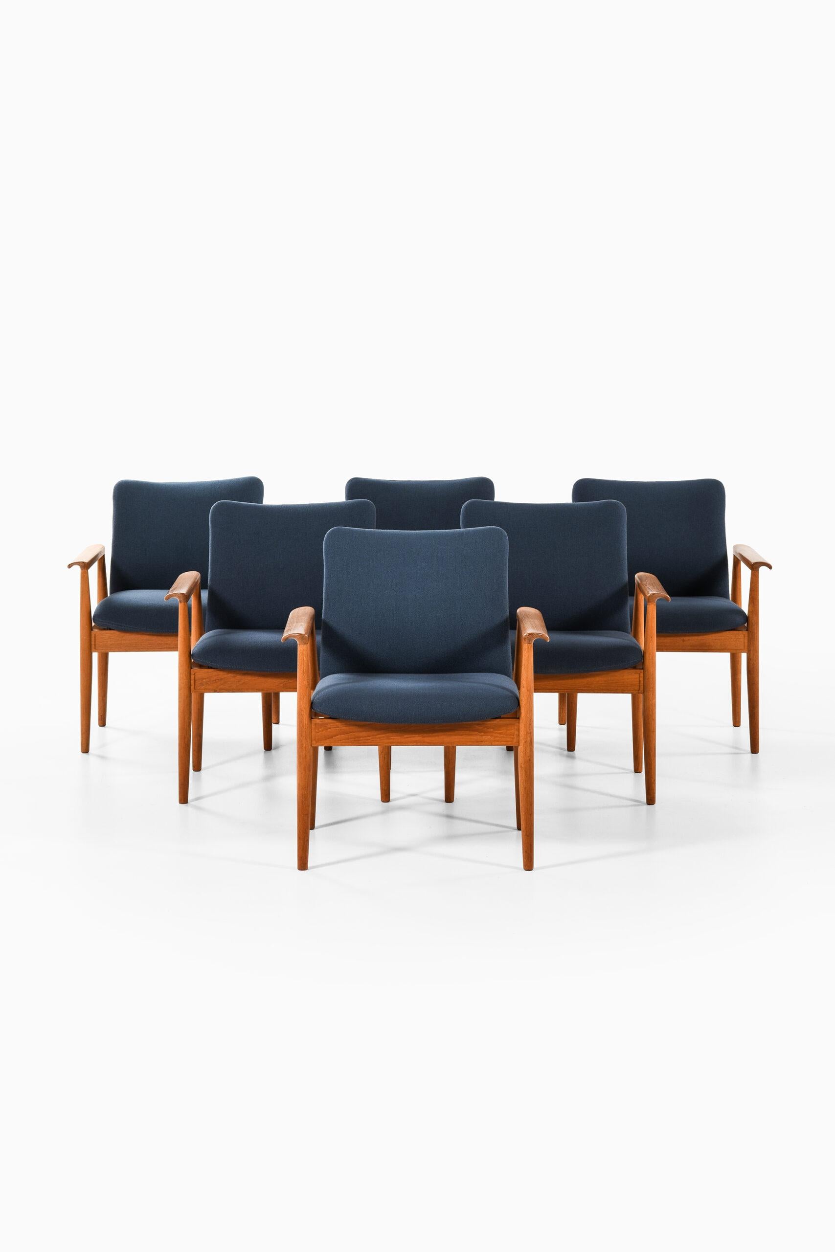 Rare set of 6 armchairs model FD 209 / Diplomat chairs designed by Finn Juhl. Produced by Cado in Denmark.