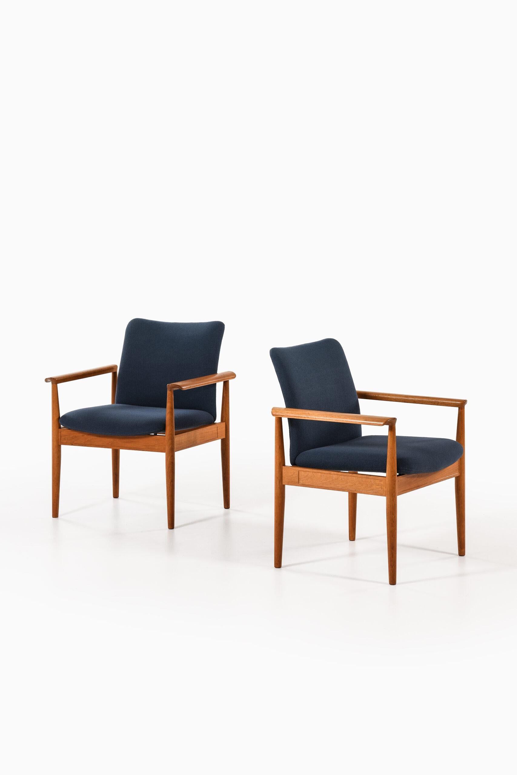 Scandinavian Modern Finn Juhl Armchairs Model FD 209 / Diplomat Produced by Cado For Sale