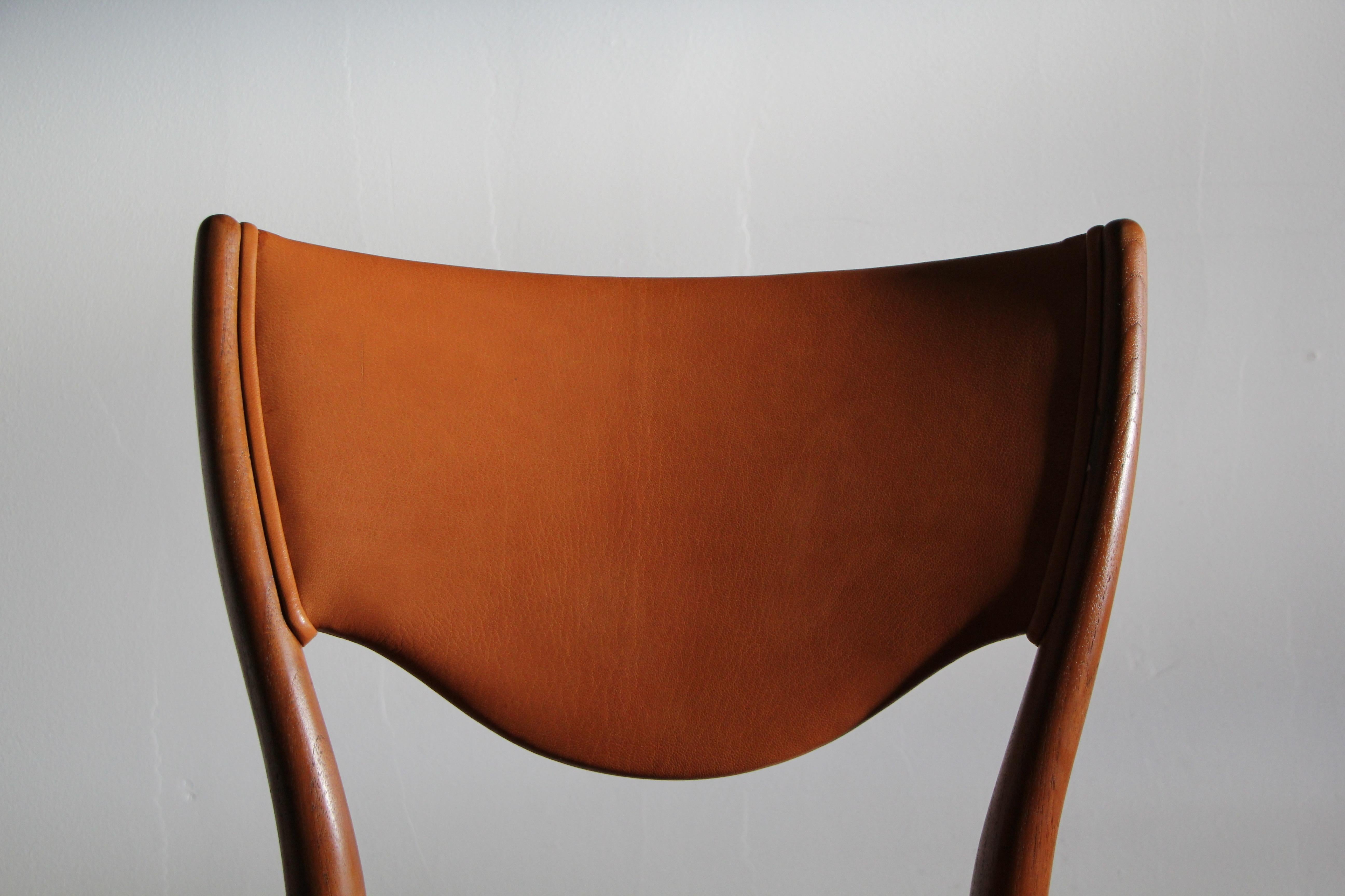 Finn Juhl “BO 63” Sculpted Teak Dining Chairs in Cognac Goatskin Leather, 1950s In Good Condition For Sale In Coronado, CA