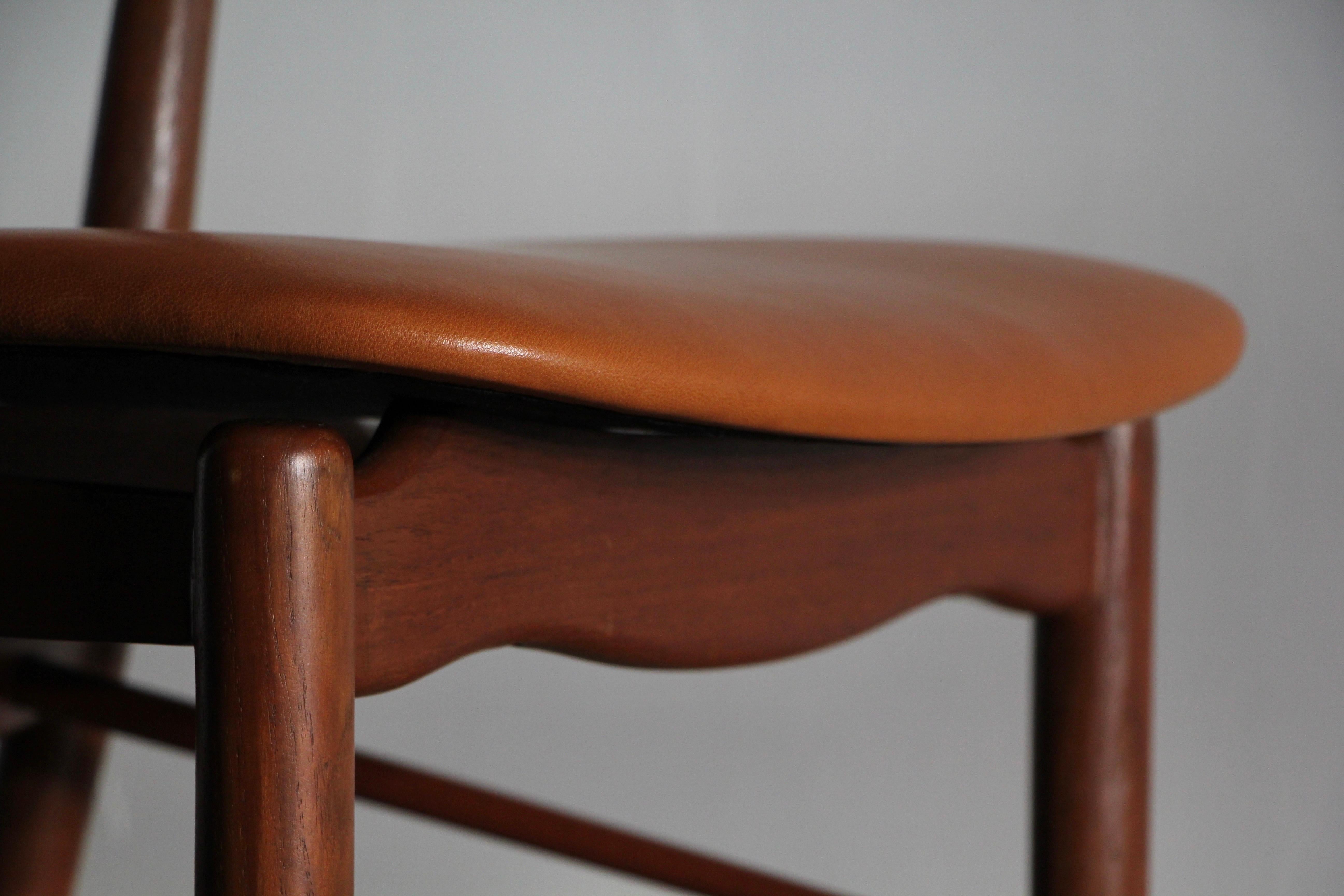 Finn Juhl “BO 63” Sculpted Teak Dining Chairs in Cognac Goatskin Leather, 1950s For Sale 2