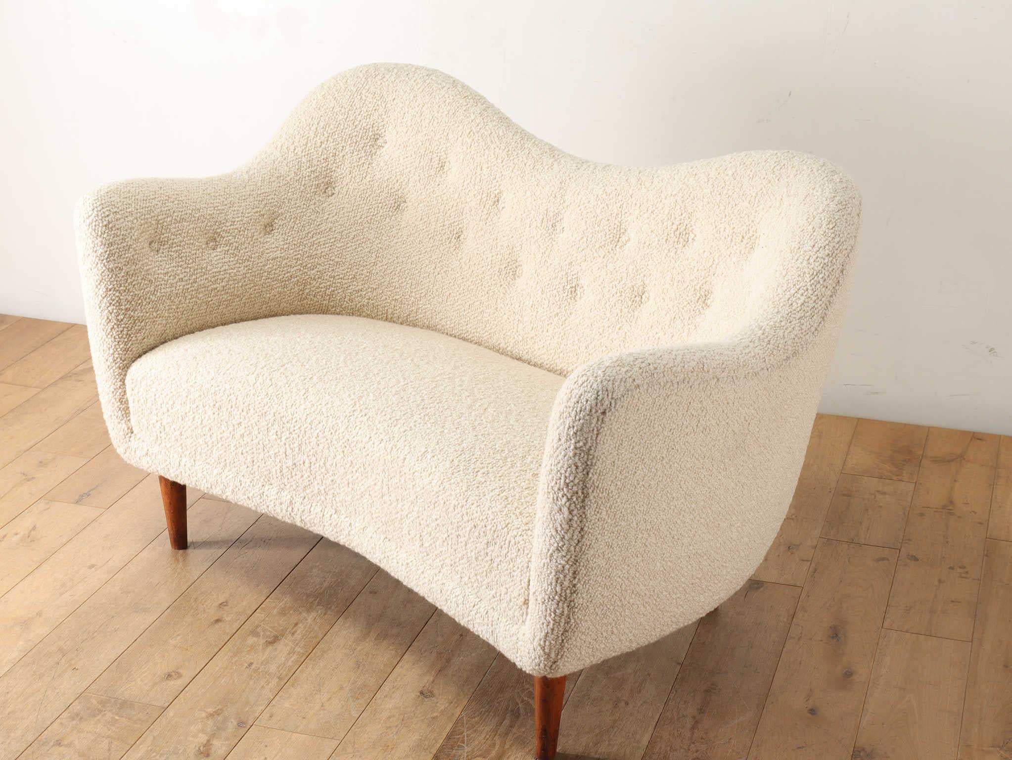 Insieme a Wegner e Jacobsen, Finn Juhl è uno dei più famosi designer di mobili danesi. Si dice che il fascino delle sue opere sia dato dalle curve scultoree e dalla bellezza della perfezione del design. Poiché esistono pochissimi esemplari di questo