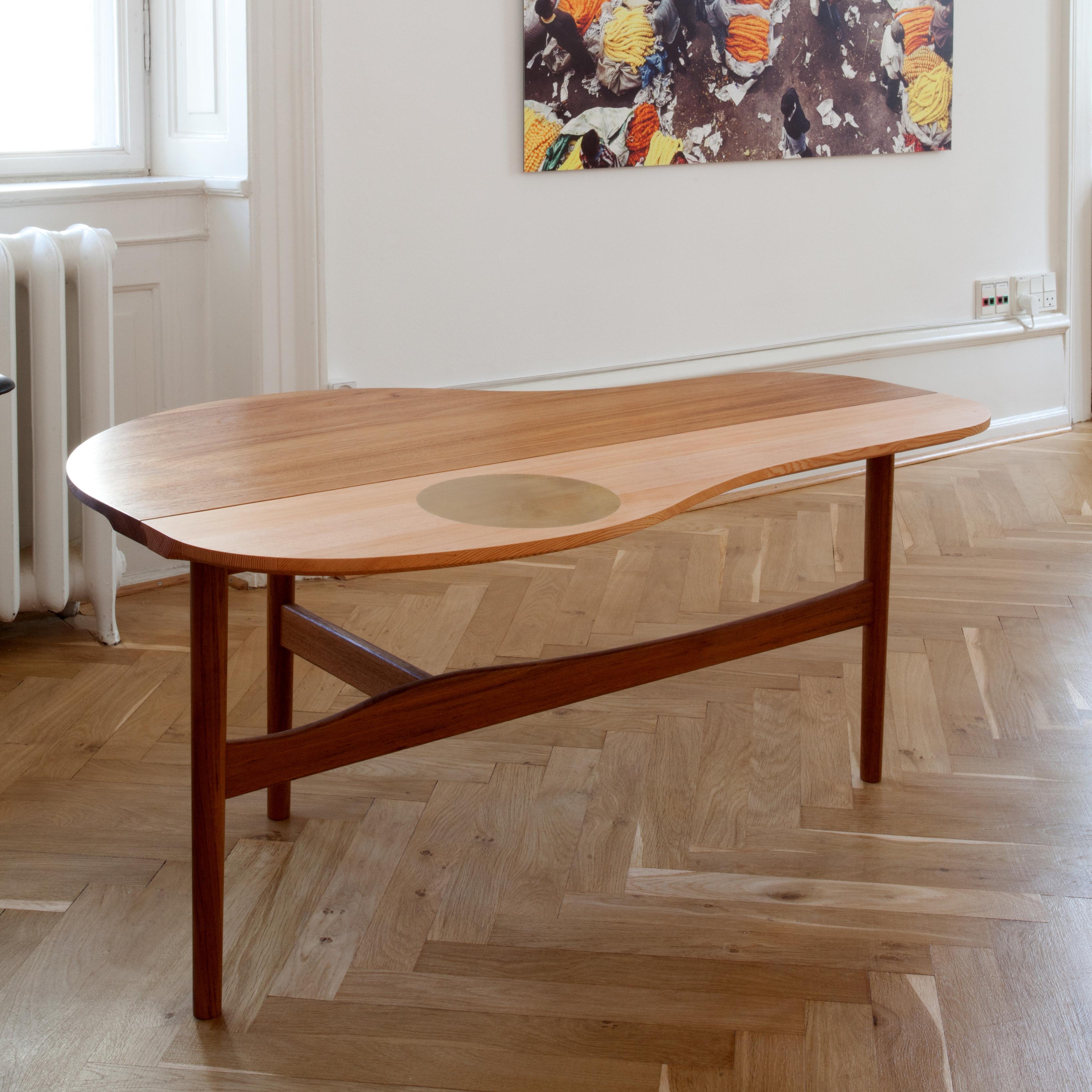 Finn Juhl Butterfly Table Wood and Brass In New Condition In Barcelona, Barcelona