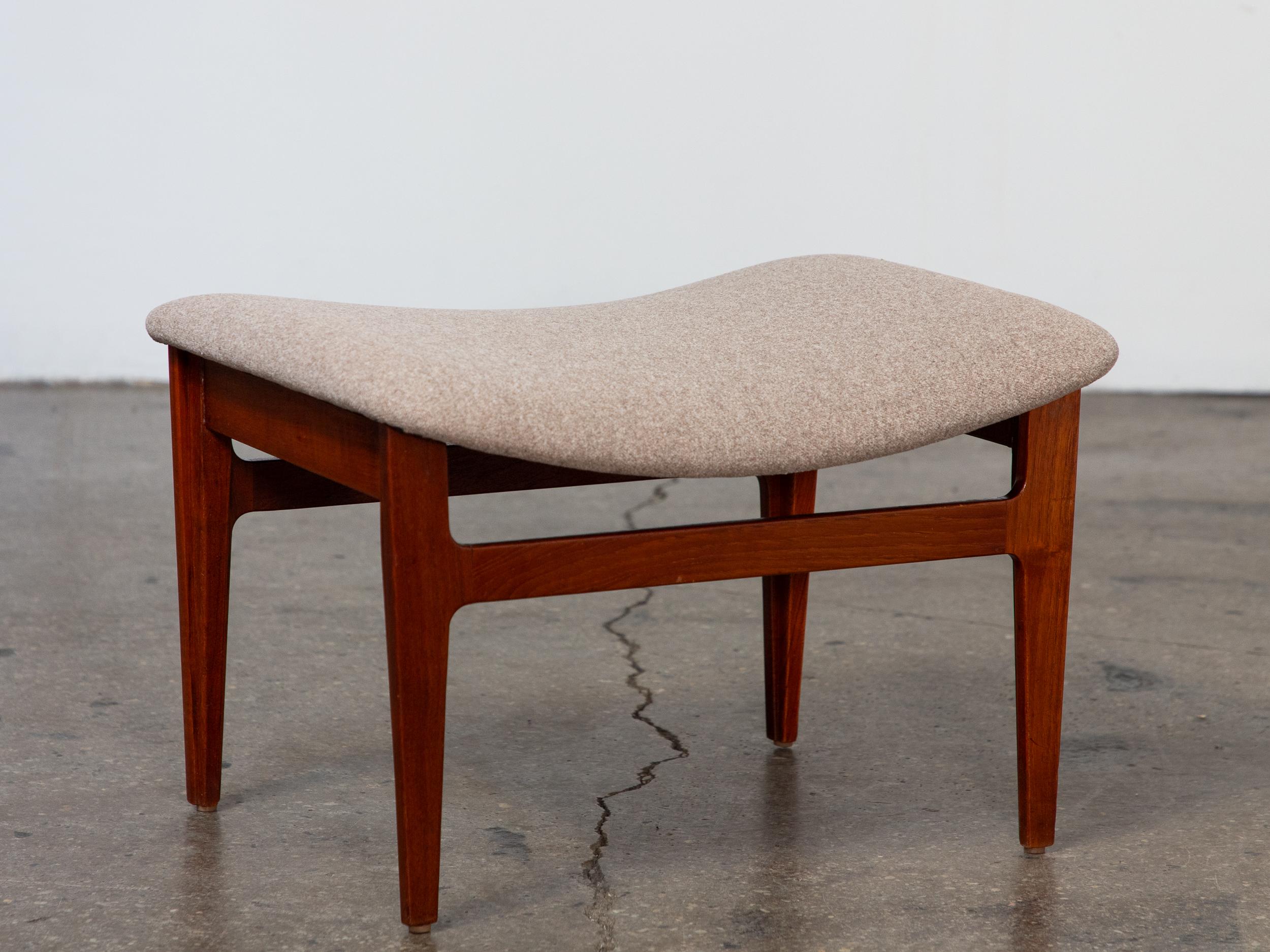 Finn Juhl Bwana Lounge Chair and Ottoman in Teak and Holland & Sherry Wool im Angebot 5