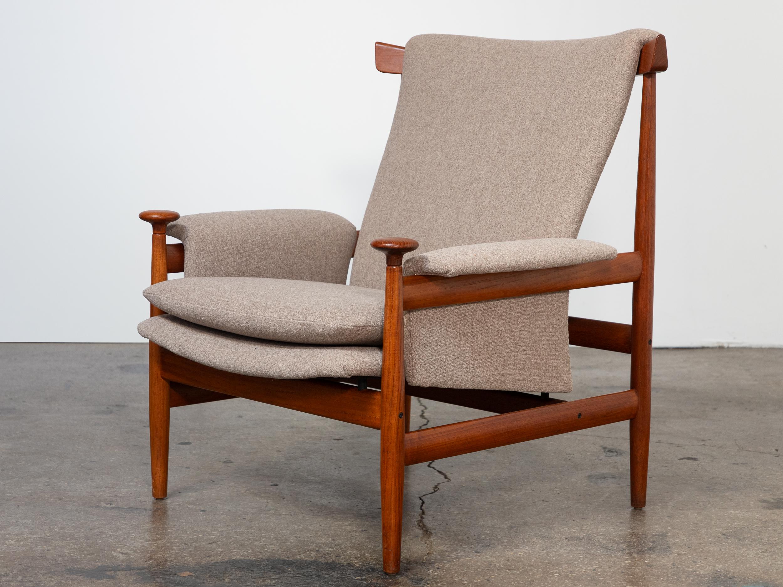 Finn Juhl Bwana Lounge Chair and Ottoman in Teak and Holland & Sherry Wool (Moderne der Mitte des Jahrhunderts) im Angebot