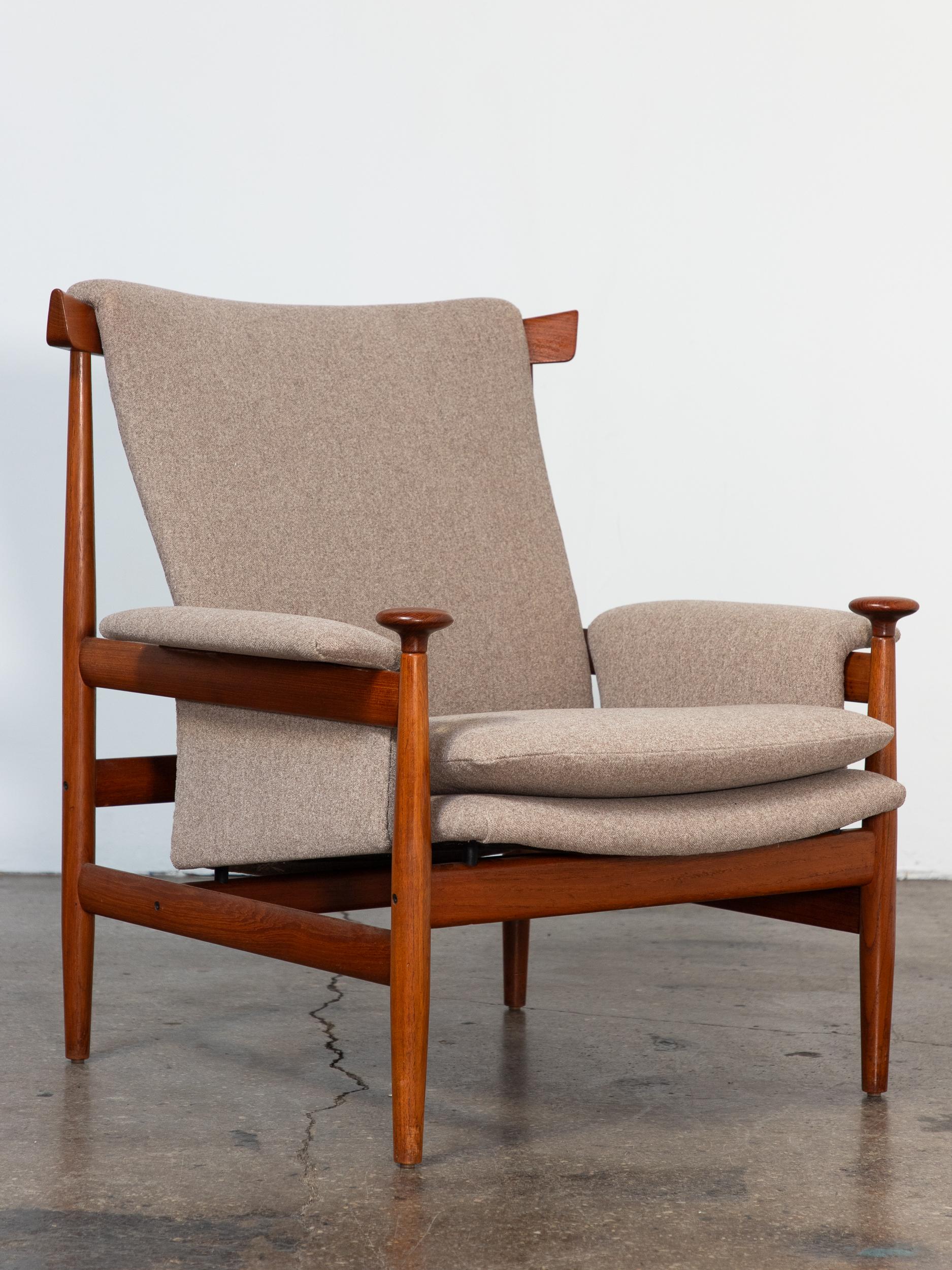 Finn Juhl Bwana Lounge Chair and Ottoman in Teak and Holland & Sherry Wool (Mitte des 20. Jahrhunderts) im Angebot
