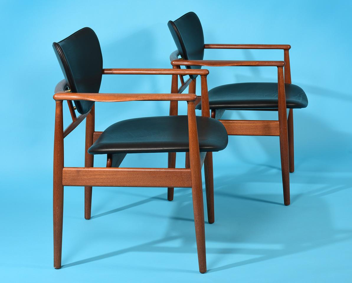 Pair of Finn Juhl armchairs, model NV-48.

Made by Niels Vodder cabinetmaker in Denmark, circa 1948.

Teak, black leather

Measures: 27.25 W x 25 D x 32 H in each.

Signed with manufacture's mark to frame [Niels Vodder CABINETMAKER
