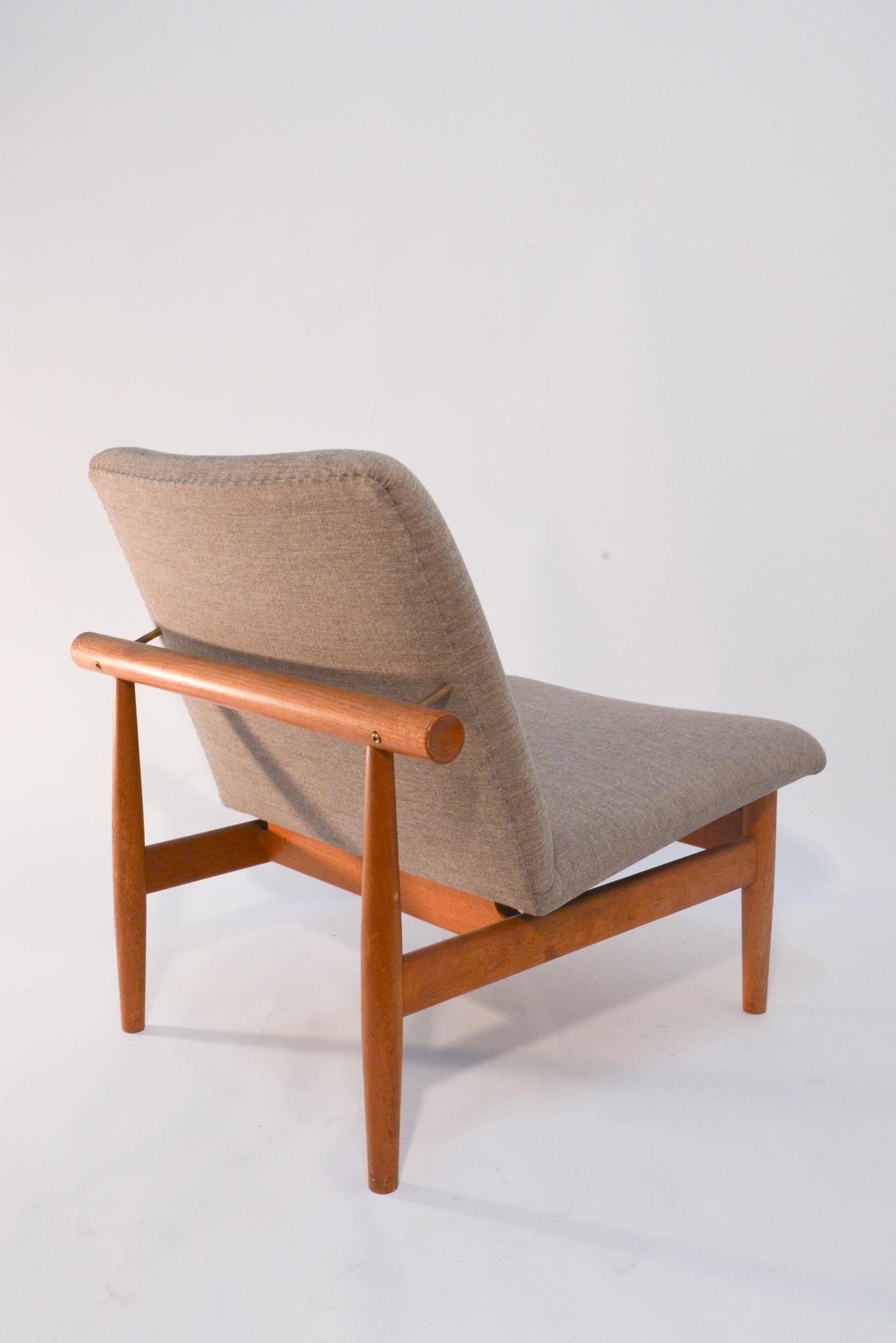 Dieser ikonische Stuhl wurde 1957 von Finn Juhl entworfen und 2007 neu aufgelegt. Der Stuhl ist Teil von Juhls Japan-Linie und ist von traditionellen japanischen Bautechniken inspiriert. Seine schlichte Form besteht aus Massivholz und