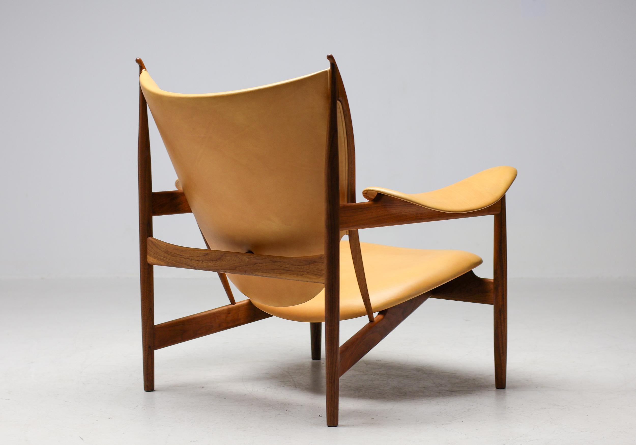 Finn Juhl Chieftain Armchair, Walnut and Vegetal Nature Leather 4