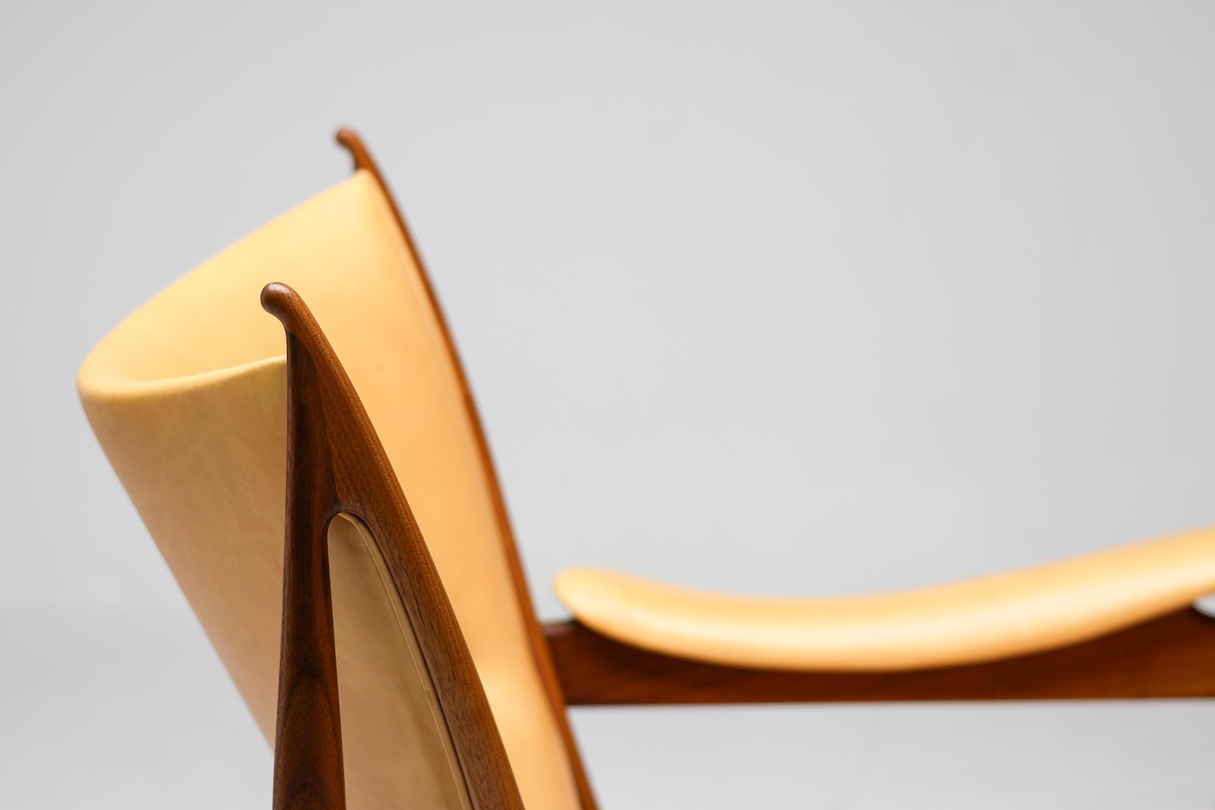 Finn Juhl Chieftain Armchair, Walnut and Vegetal Nature Leather 9