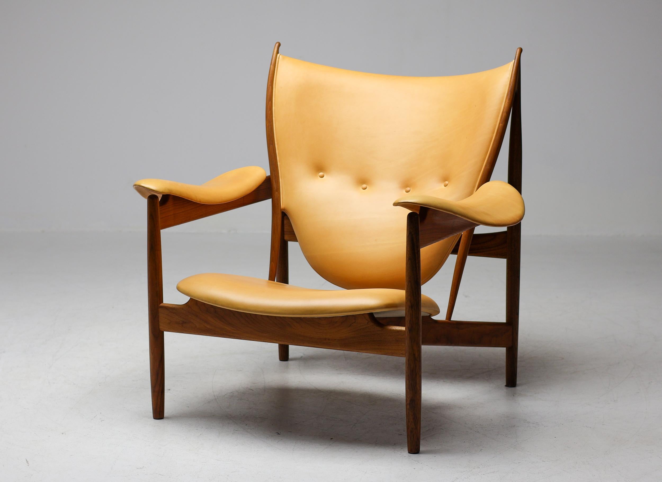 Finn Juhl Chieftain Armchair, Walnut and Vegetal Nature Leather 10