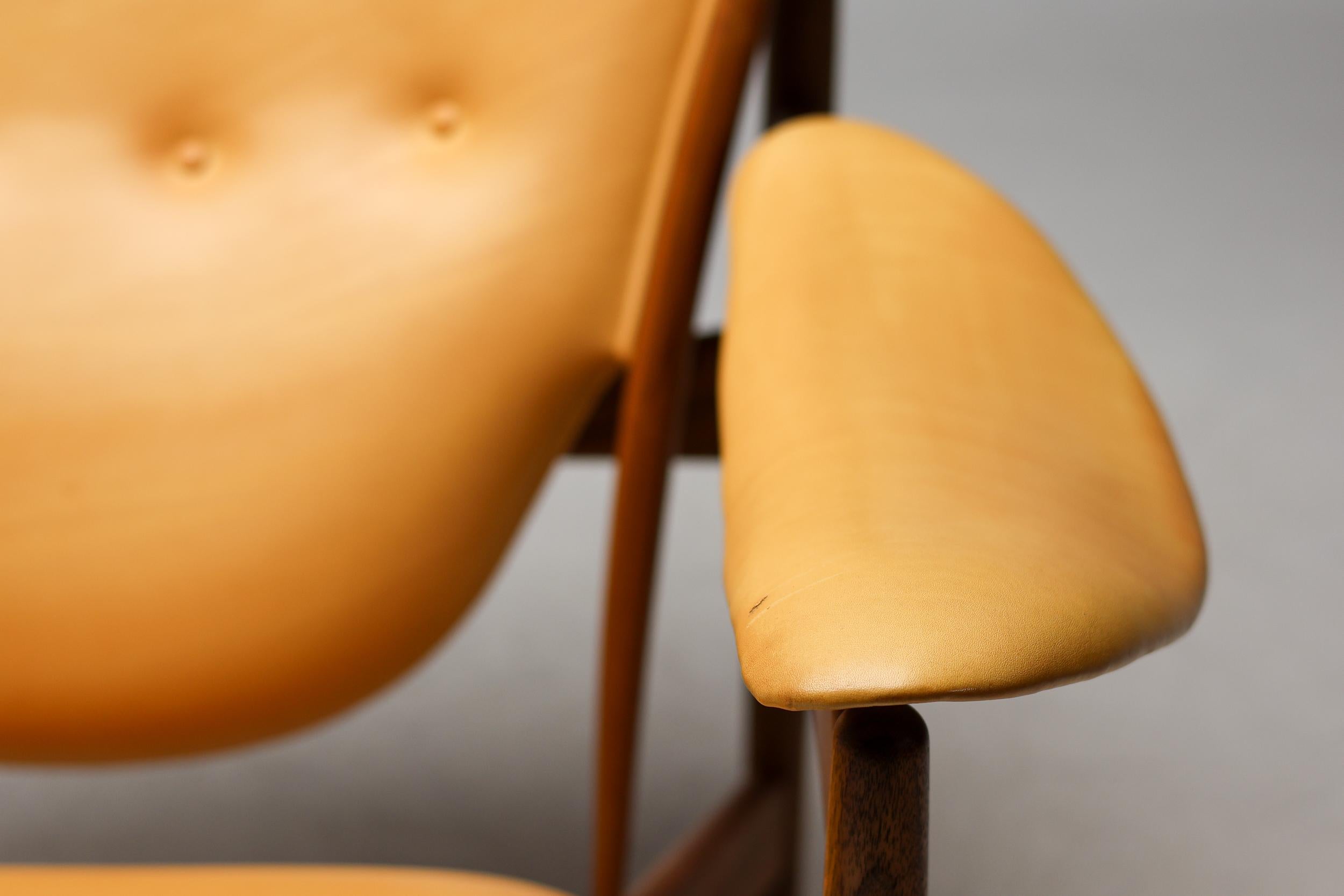 Danish Finn Juhl Chieftain Armchair, Walnut and Vegetal Nature Leather