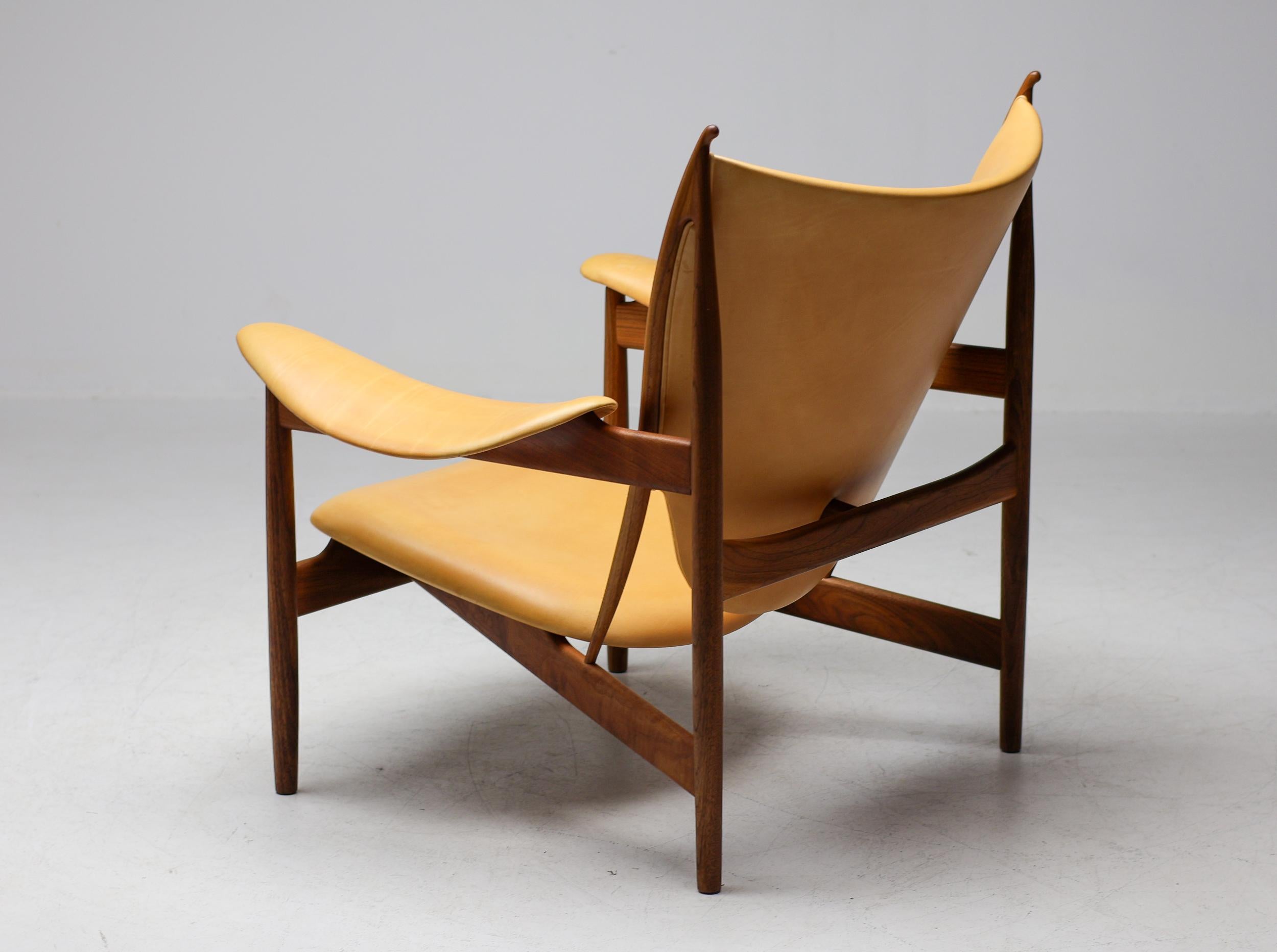 Finn Juhl Chieftain Armchair, Walnut and Vegetal Nature Leather In Good Condition In Dronten, NL