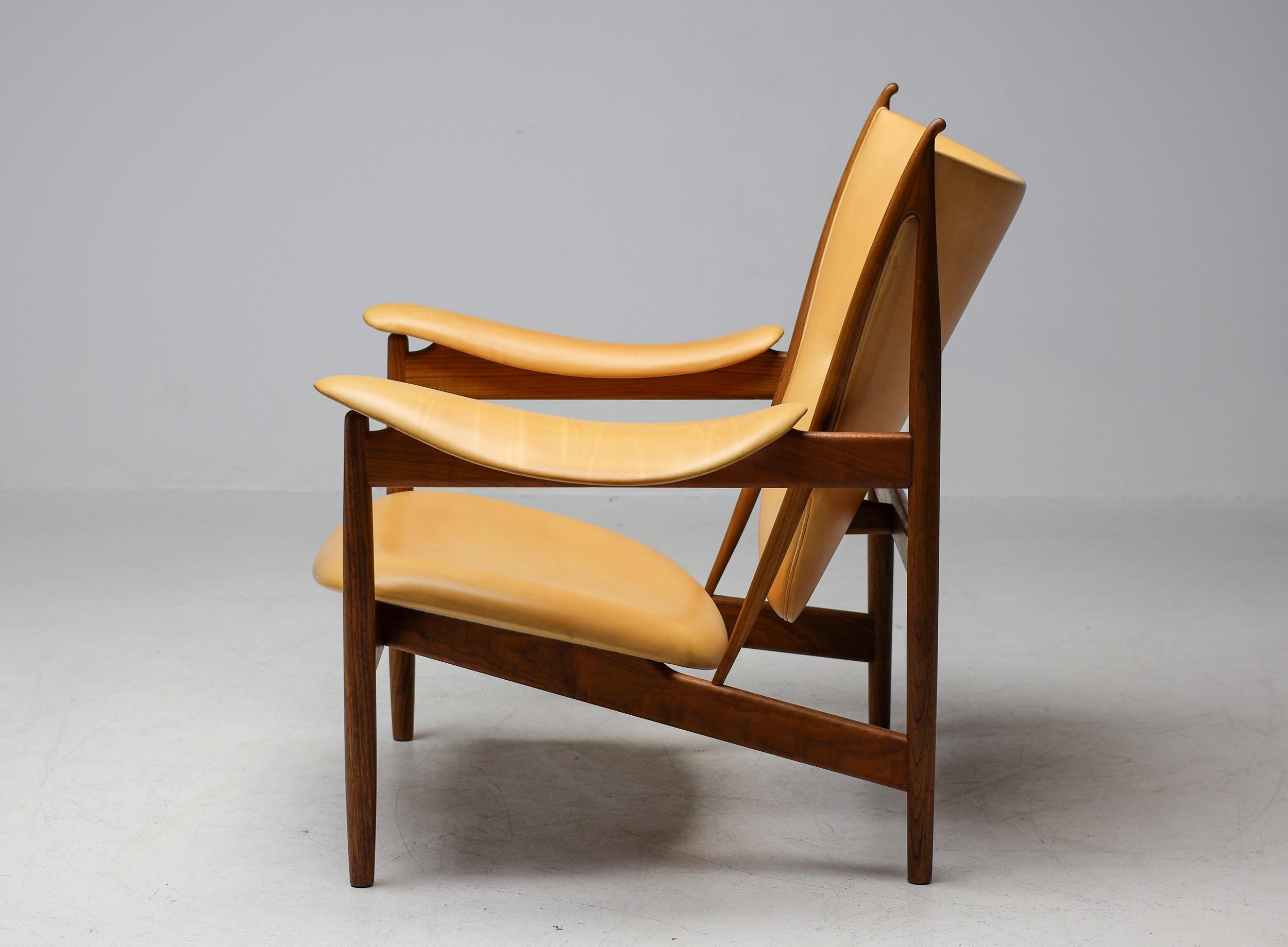 Finn Juhl Chieftain Armchair, Walnut and Vegetal Nature Leather 1